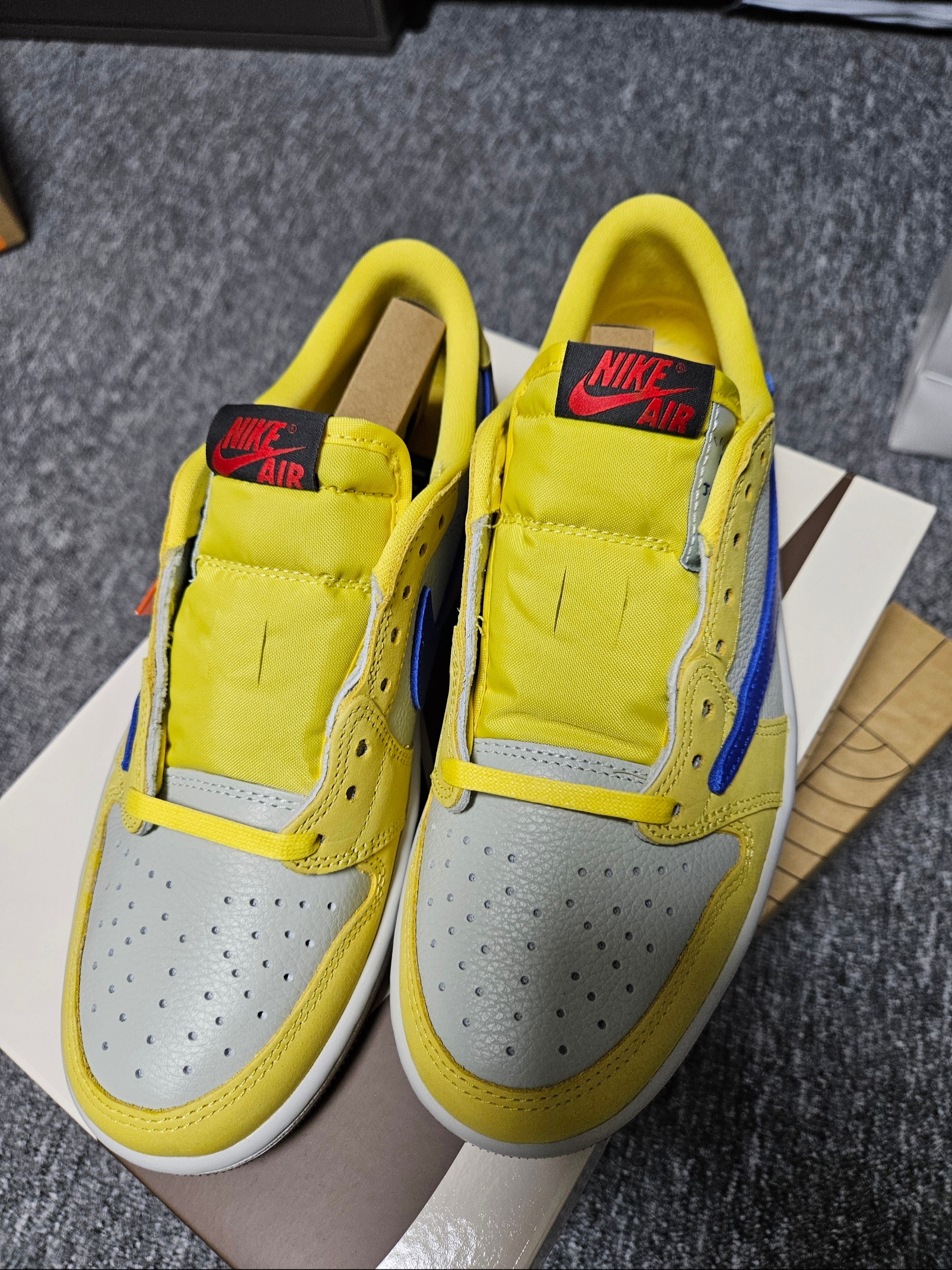 (W) Jordan 1 x Travis Scott Retro Low OG SP Canary 착용 스타일 - 1
