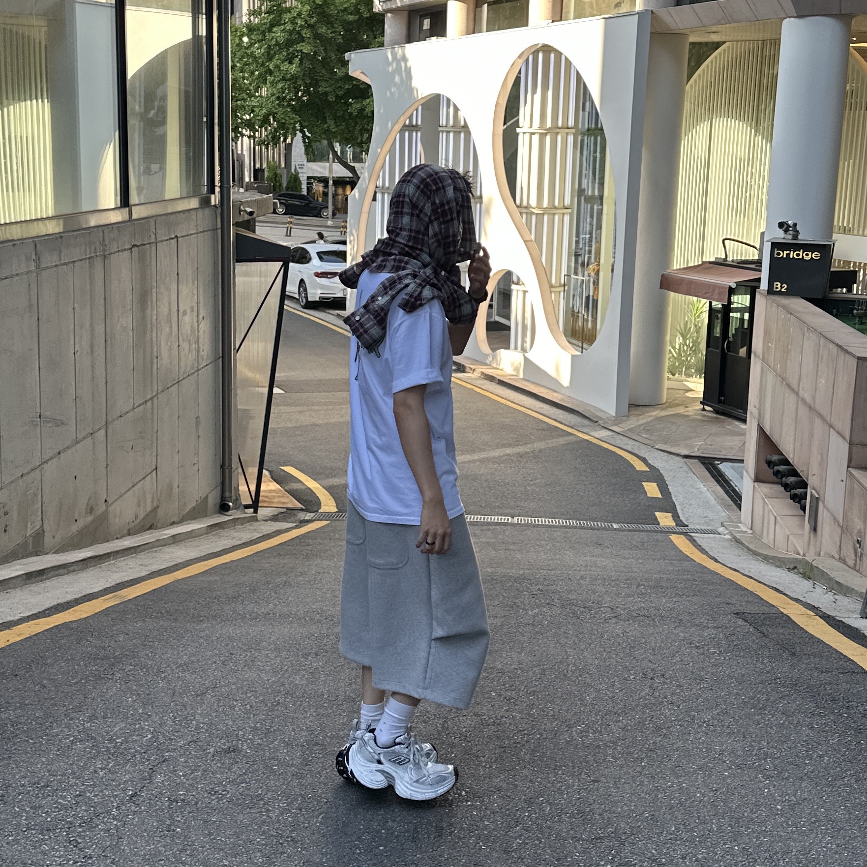 Balenciaga 10XL Sneakers White Grey Silver Black 착용 스타일 - 3