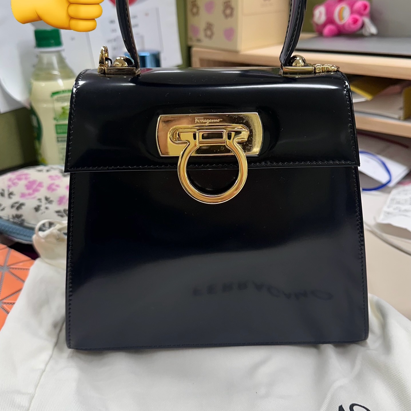 Ferragamo Small Kelly Bag Black 착용 스타일