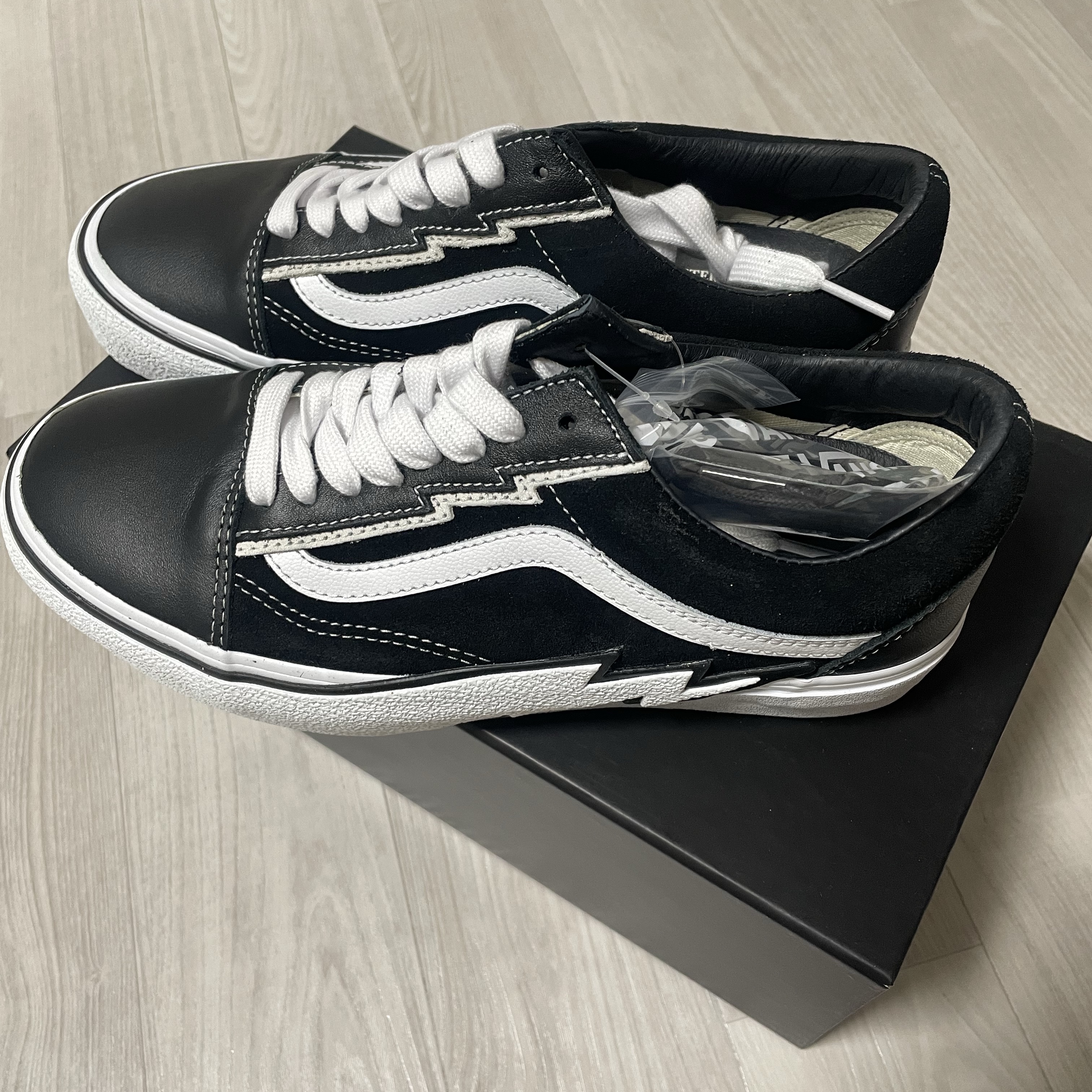Vans Vault x Mastermind World Old Skool Bolt Black 착용 스타일 - 1