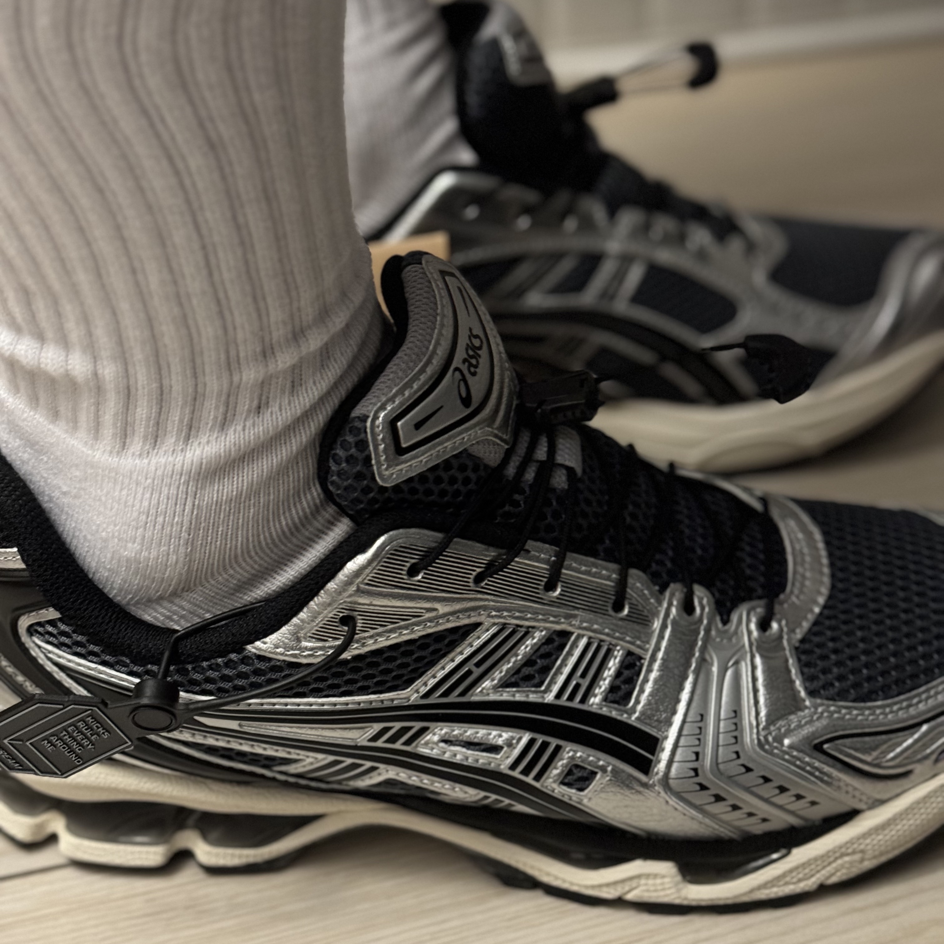 Asics Unlimited Gel-Kayano 14 Carrier Grey Black 착용 스타일 - 2