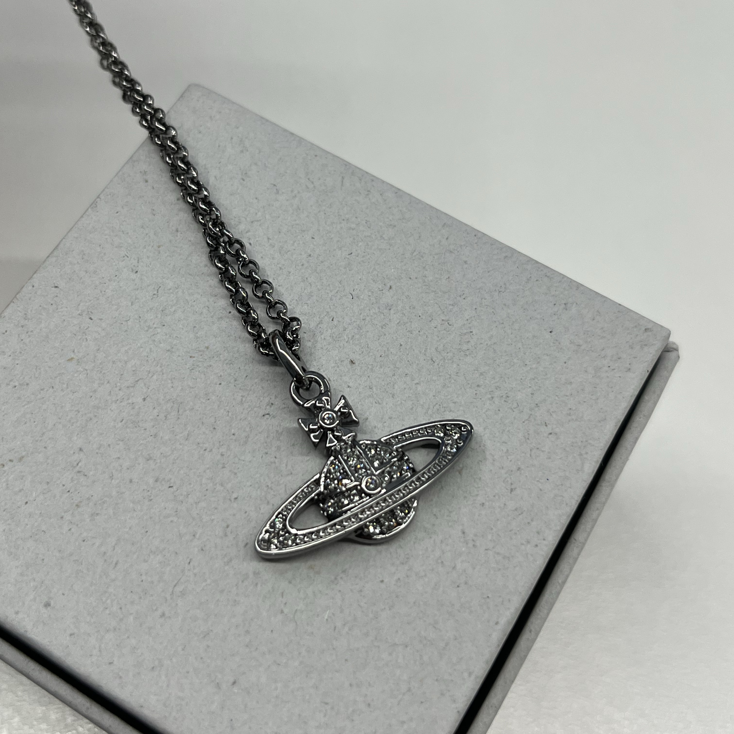 Vivienne Westwood Mini Bas Relief Pendant Gun Metal 착용 스타일 - 3