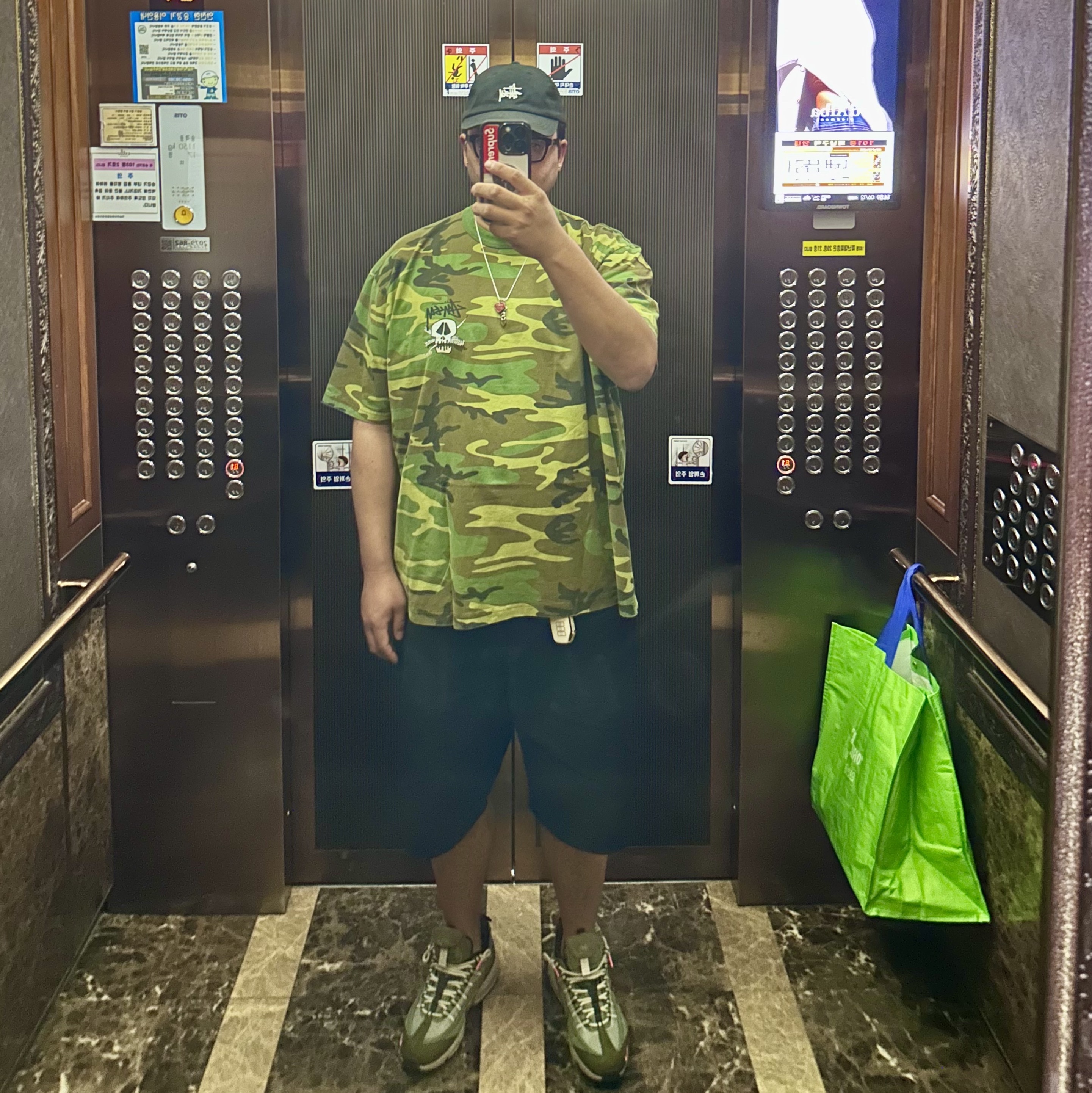 Stussy Stock Low Pro Cap Black, Stussy Fresh Foils T-Shirt Camo 착용 스타일 - 1