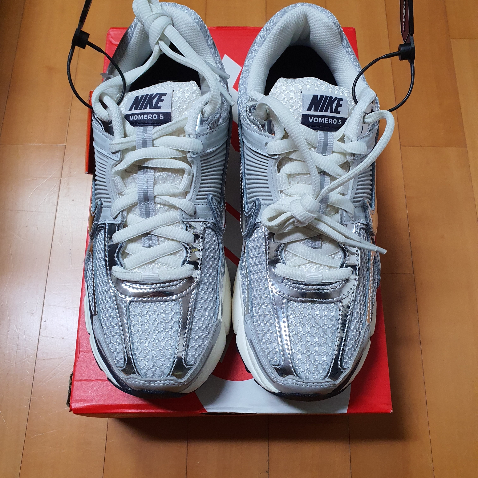 (W) Nike Zoom Vomero 5 Photon Dust and Metallic Silver 착용 스타일