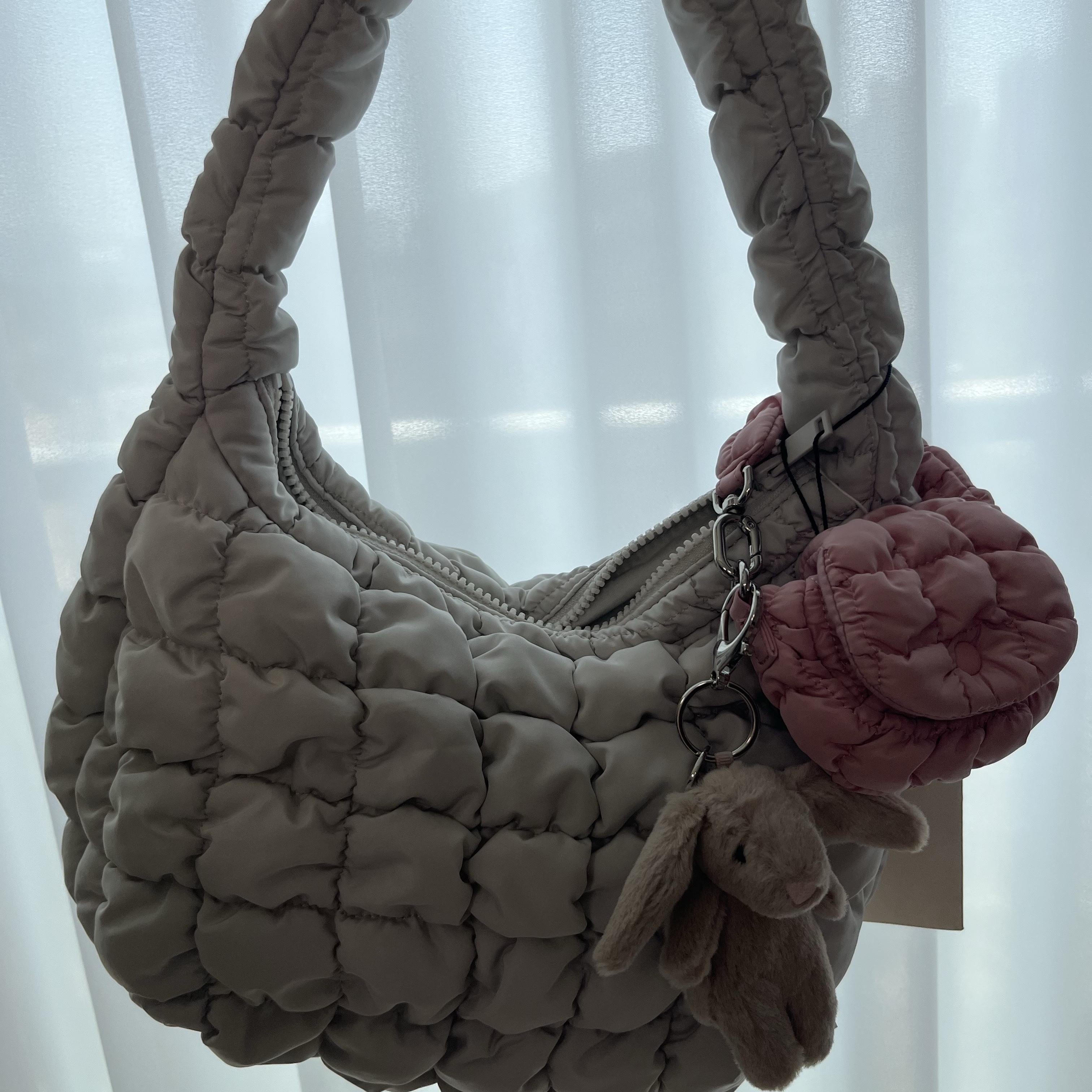 COS Quilted Mini Bag Light Grey, Jellycat Bashful Bunny Bag Charm Beige 착용 스타일