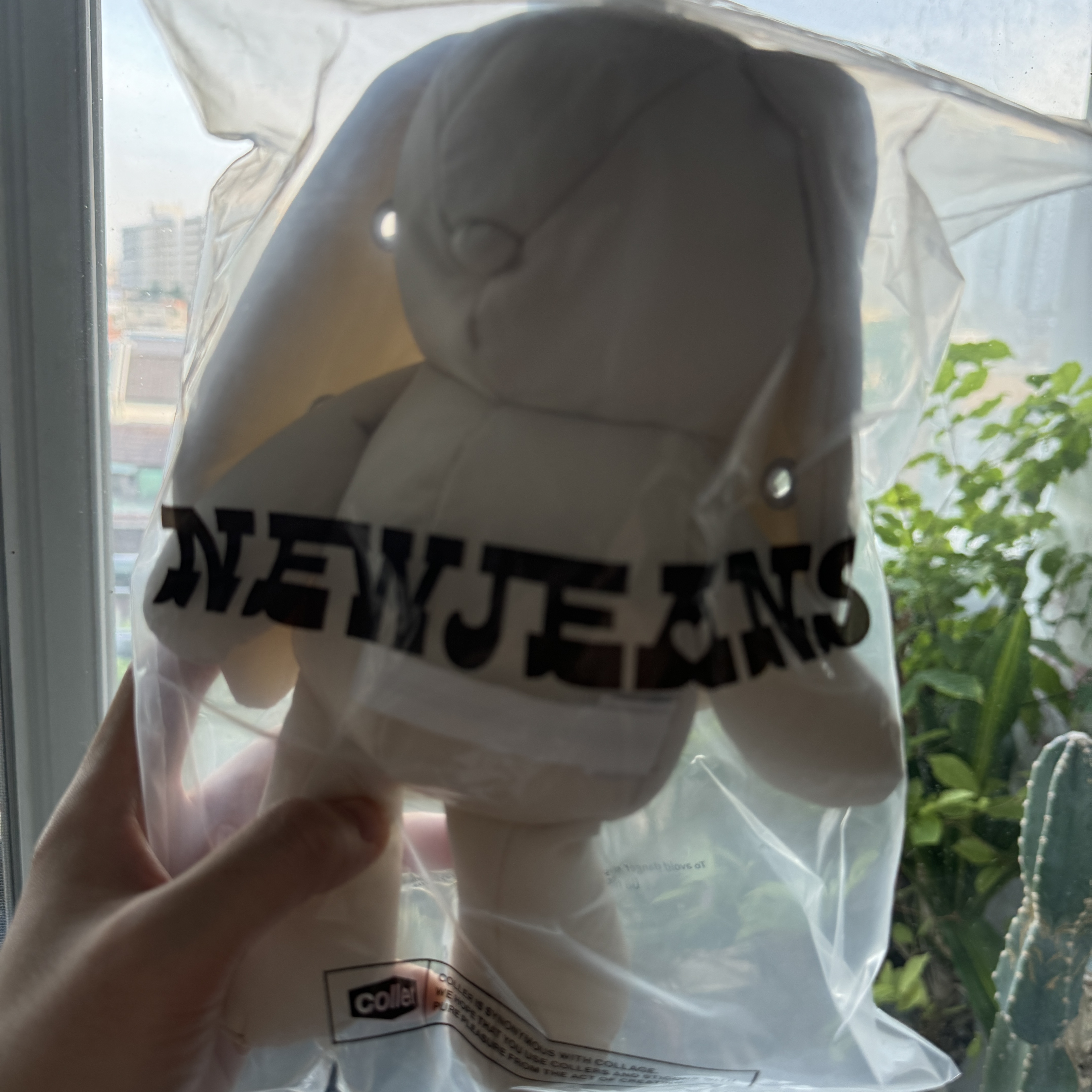 NewJeans x Coller Rabbit Pouch White 착용 스타일