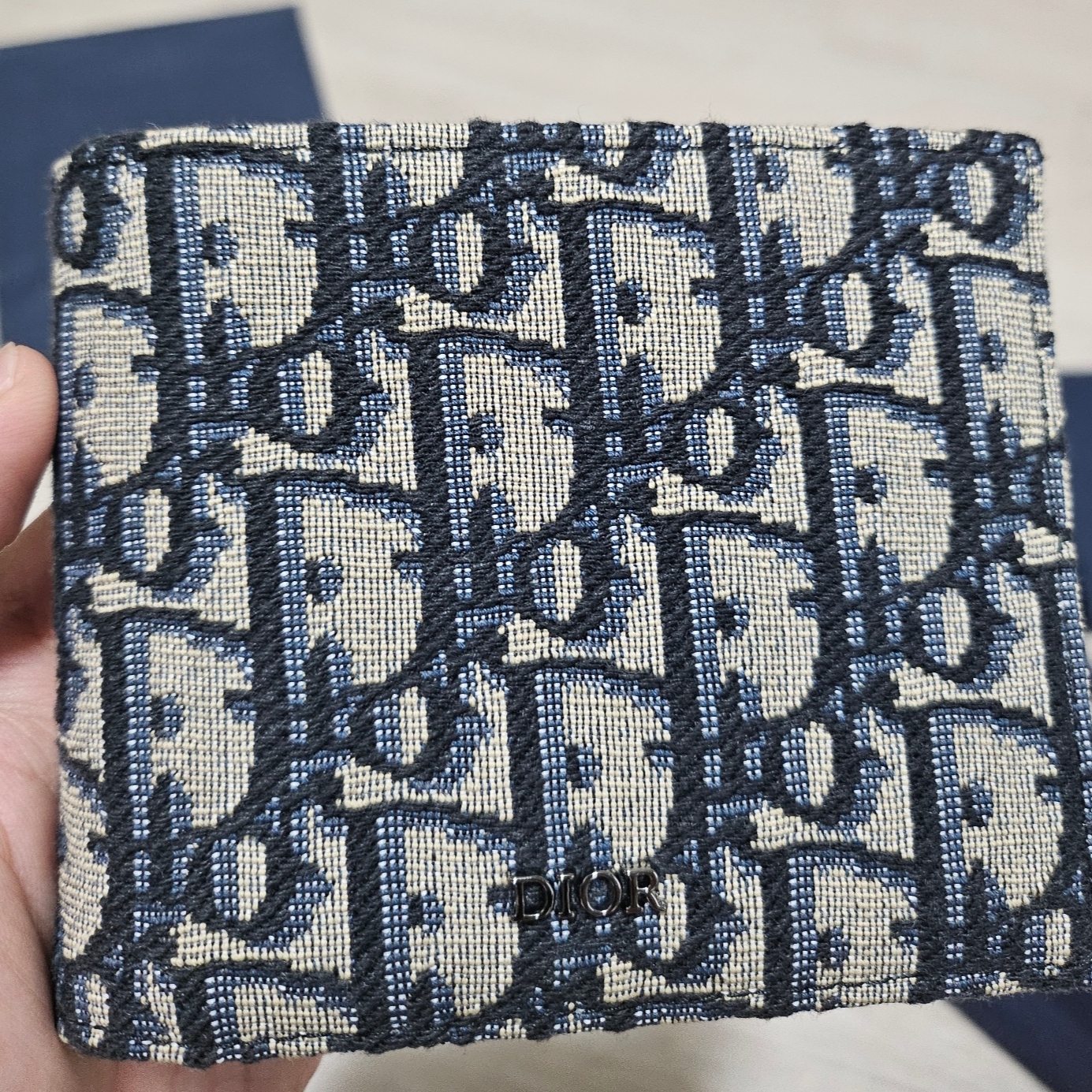 Dior Compact Wallet Beige & Black Dior Oblique Jacquard 착용 스타일 - 2