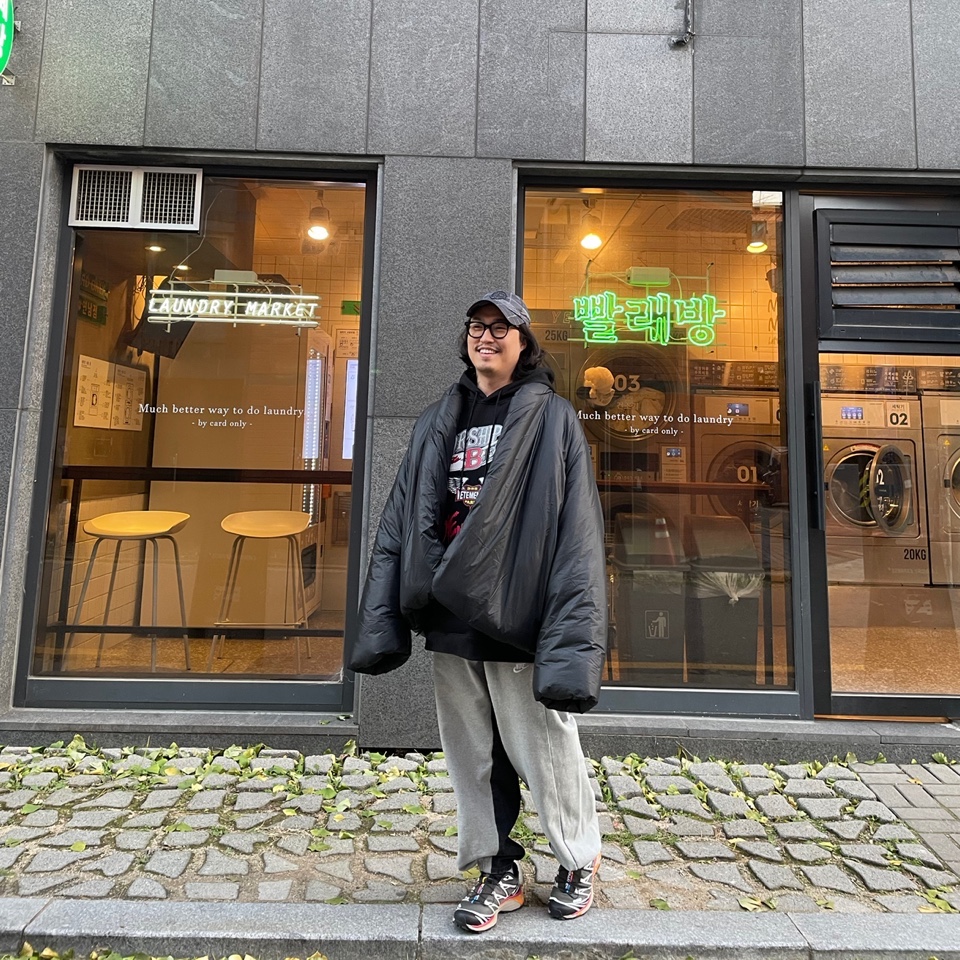 Yeezy Gap Engineered By Balenciaga Round Jacket 2 Black 착용 스타일