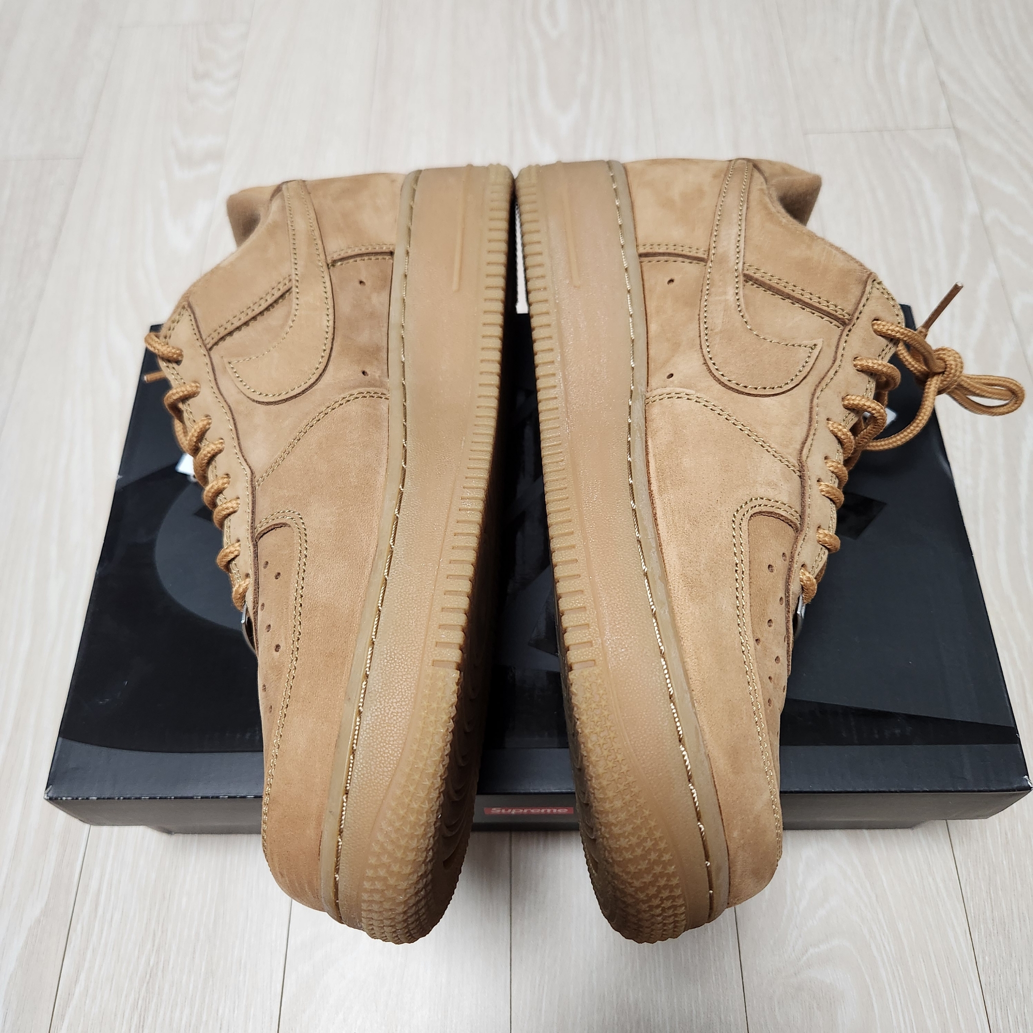Nike x Supreme Air Force 1 Low Flax, Nike x Supreme Air Force 1 Low Black 착용 스타일 - 6
