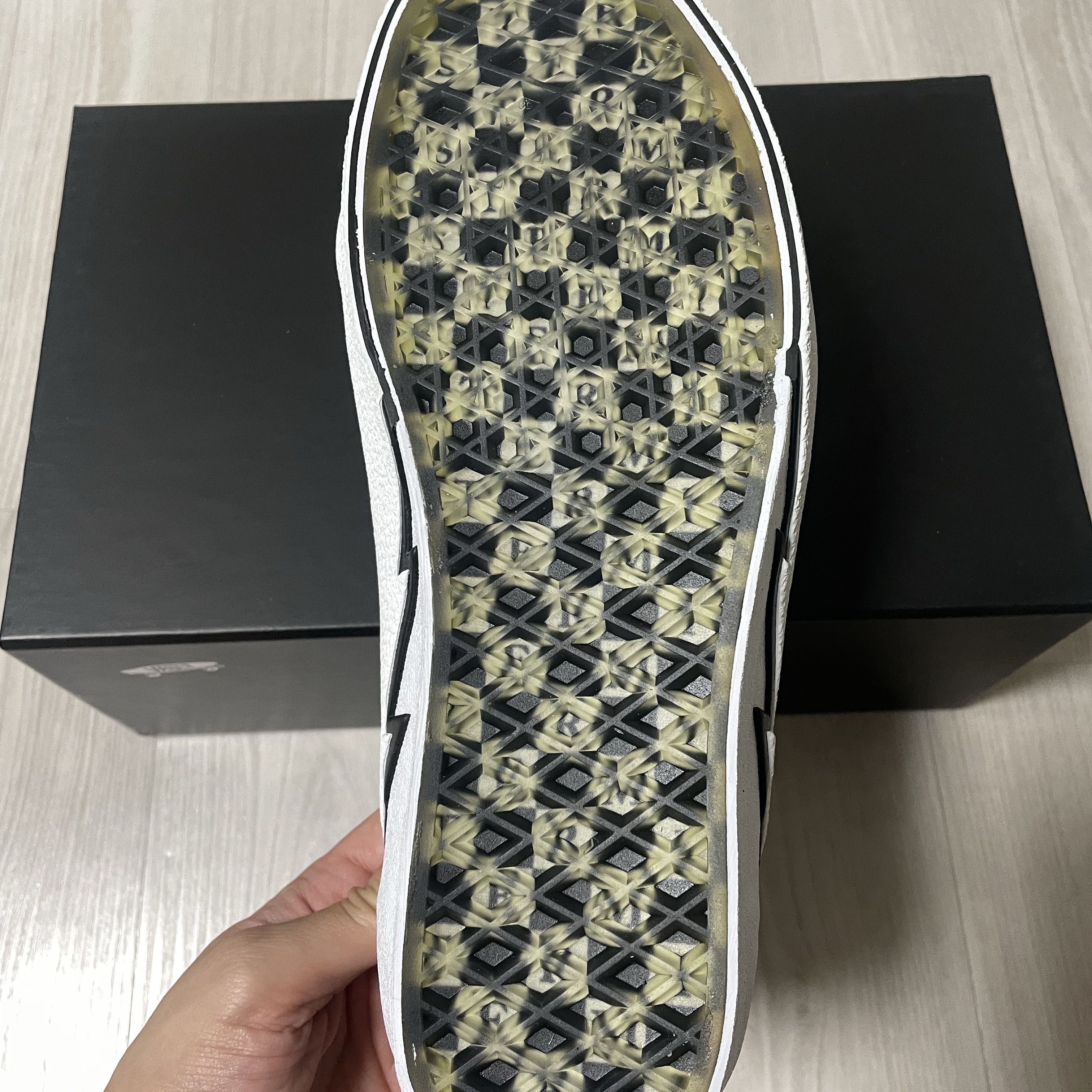 Vans Vault x Mastermind World Old Skool Bolt Black 착용 스타일 - 3