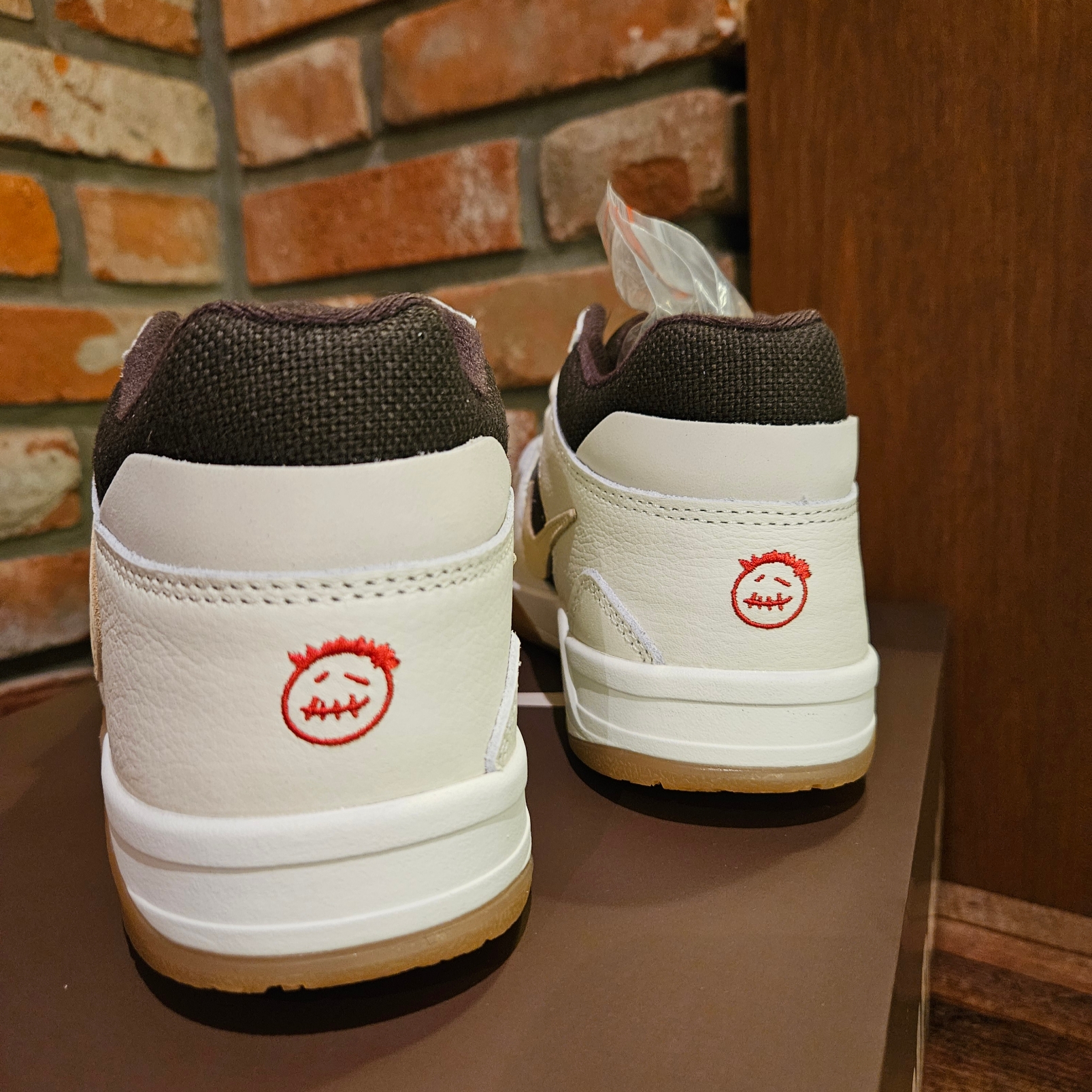 Jordan x Travis Scott Jumpman Jack TR Sail and Dark Mocha 착용 스타일 - 3