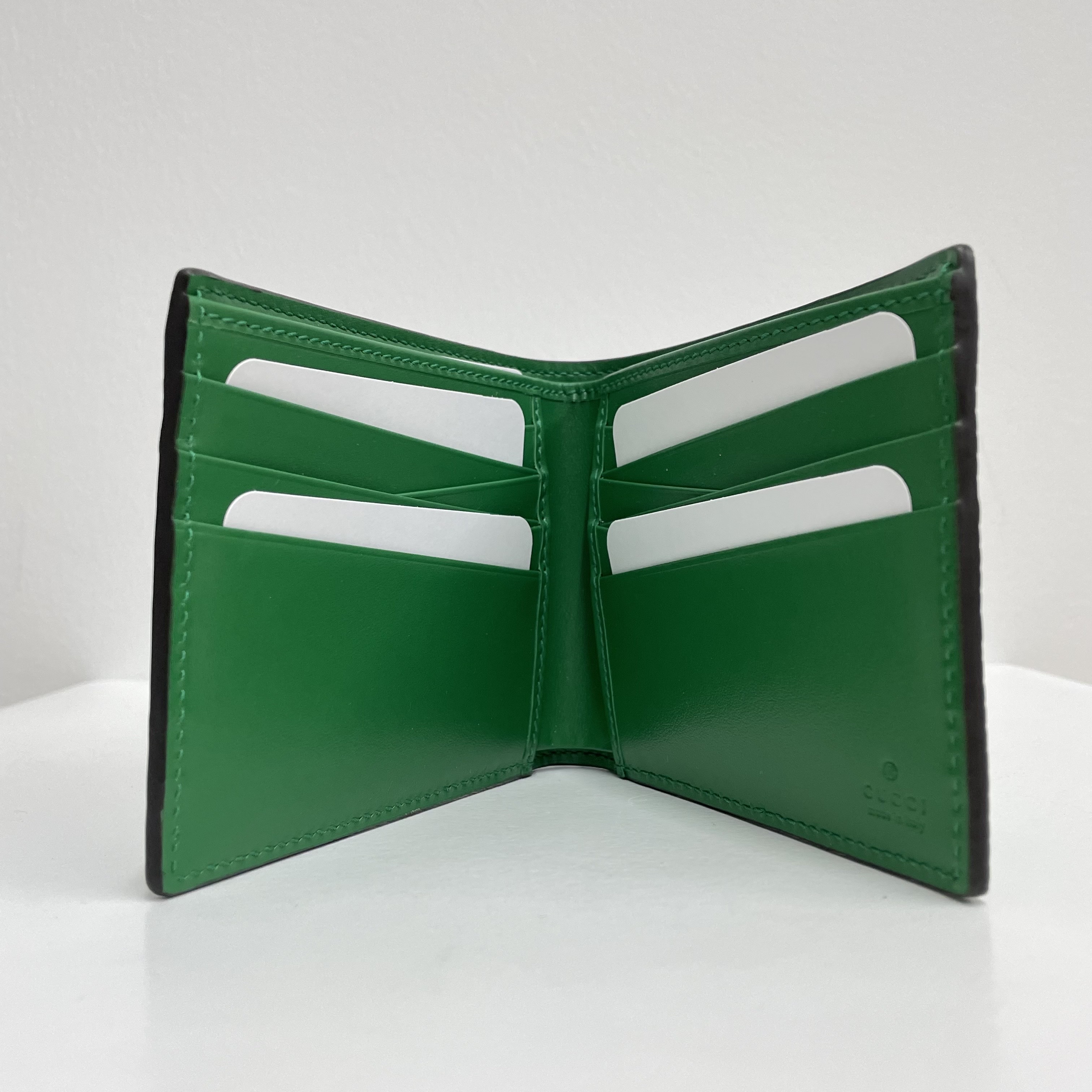 Gucci GG Embossed Bi-Fold Wallet Green 착용 스타일 - 3