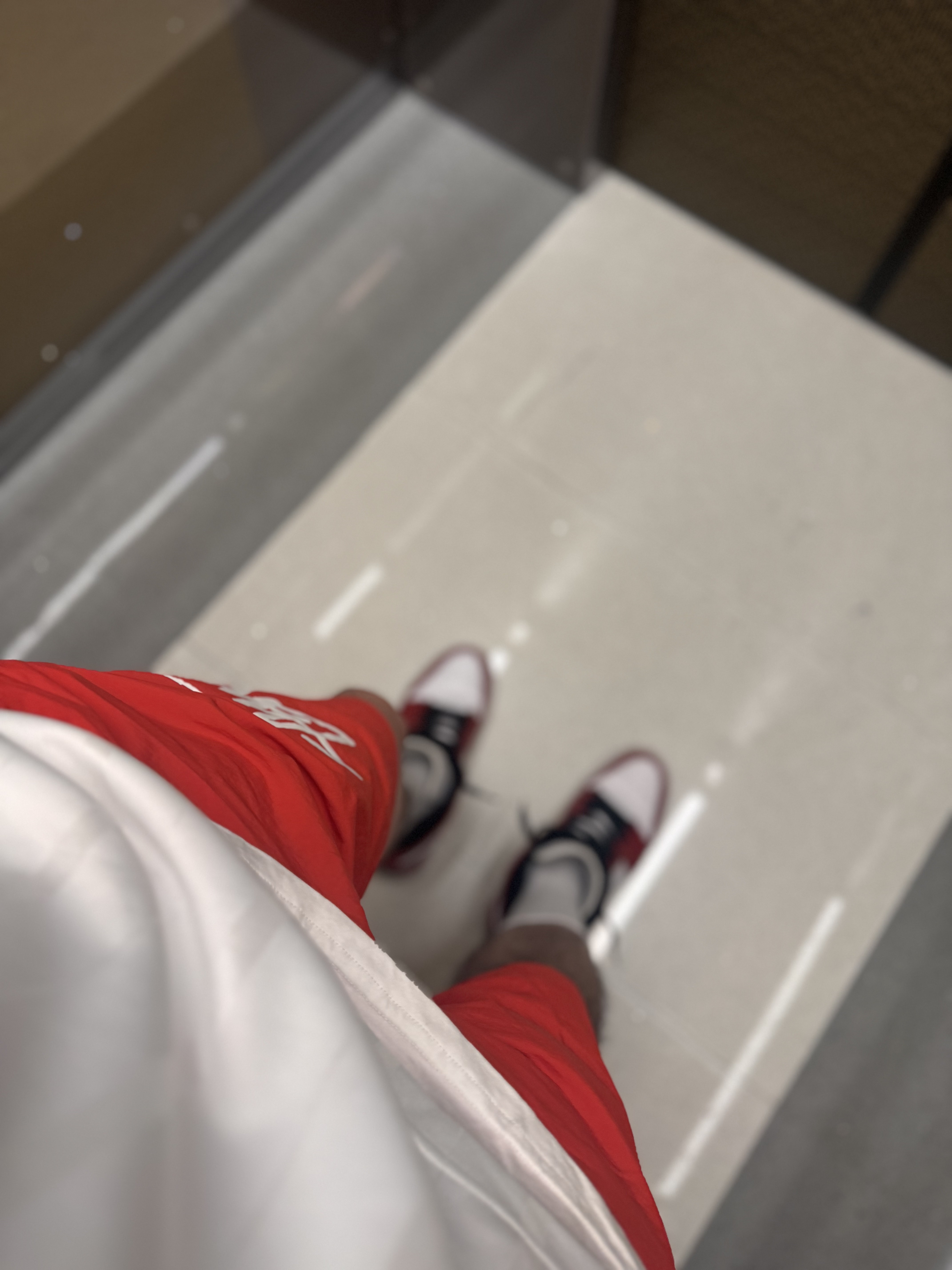 Jordan 1 Retro Chicago 2013, Nike x Stussy Water Shorts Habanero Red 착용 스타일 - 3