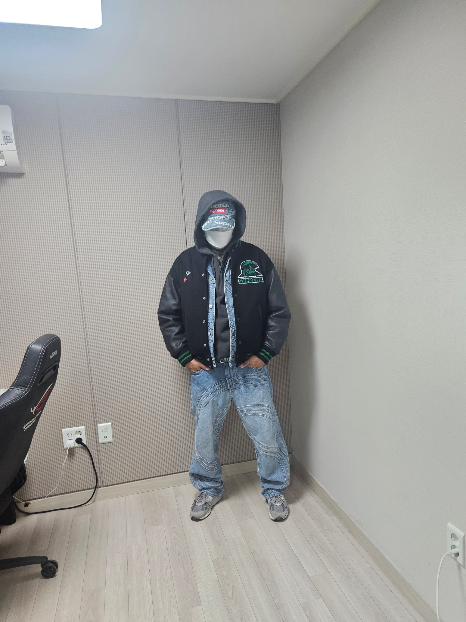 Supreme Wave Varsity Jacket Black - 24SS, Supreme S Logo Loose Fit Jean Washed Blue - 24SS 착용 스타일 - 1