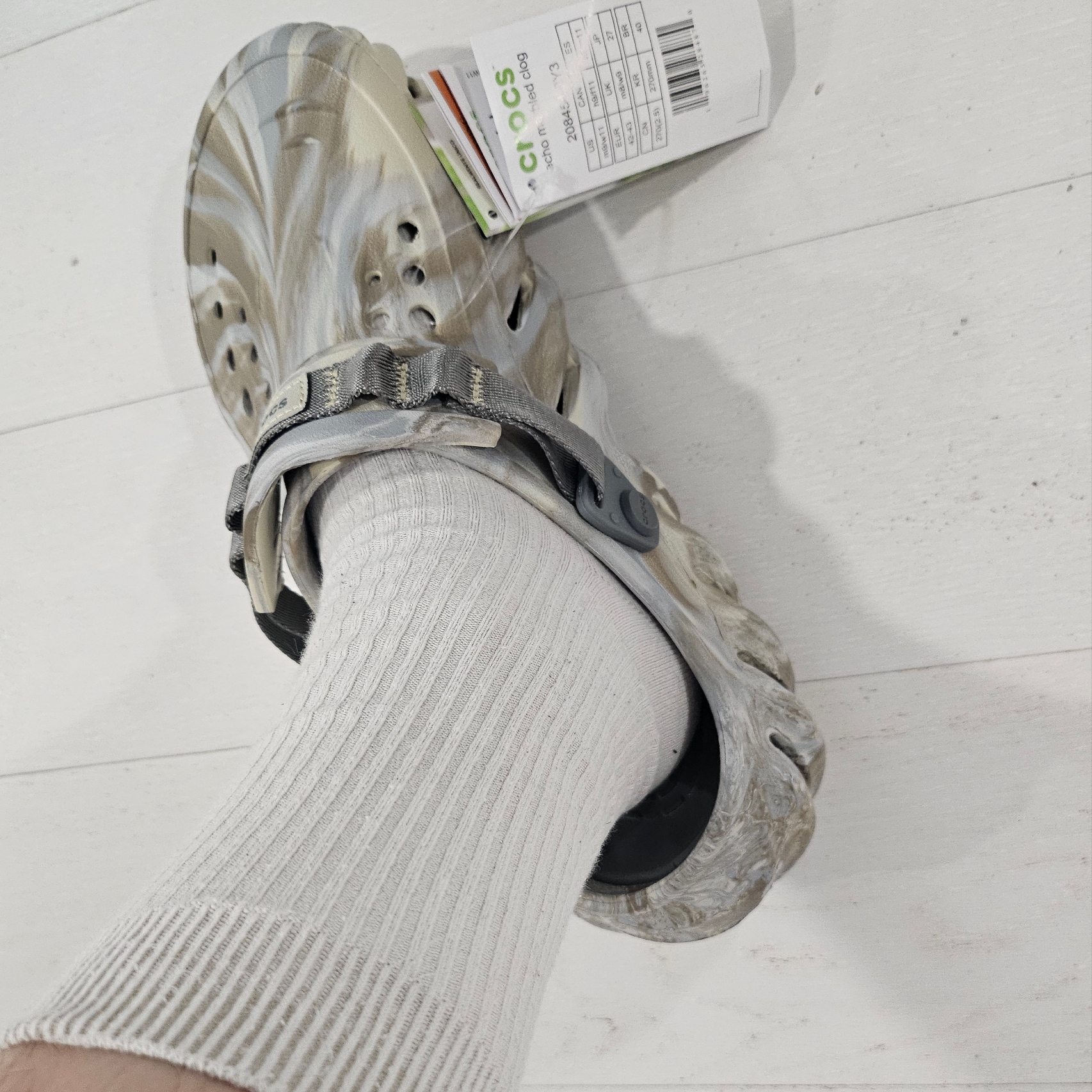 Crocs Echo Marbled Clog Bone Multi 착용 스타일 - 3