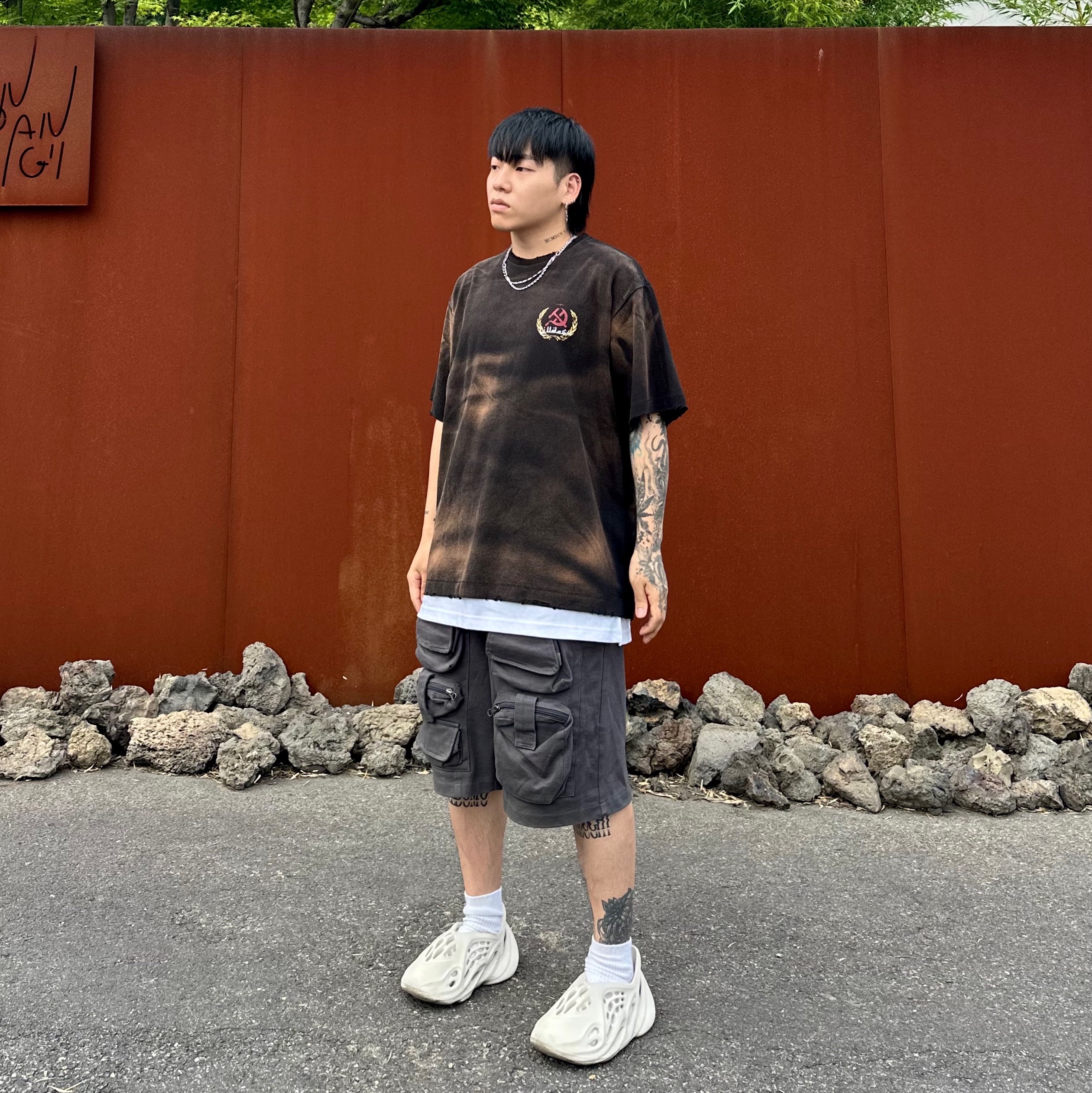 Adidas Yeezy Foam RNNR Sand 착용 스타일 - 1