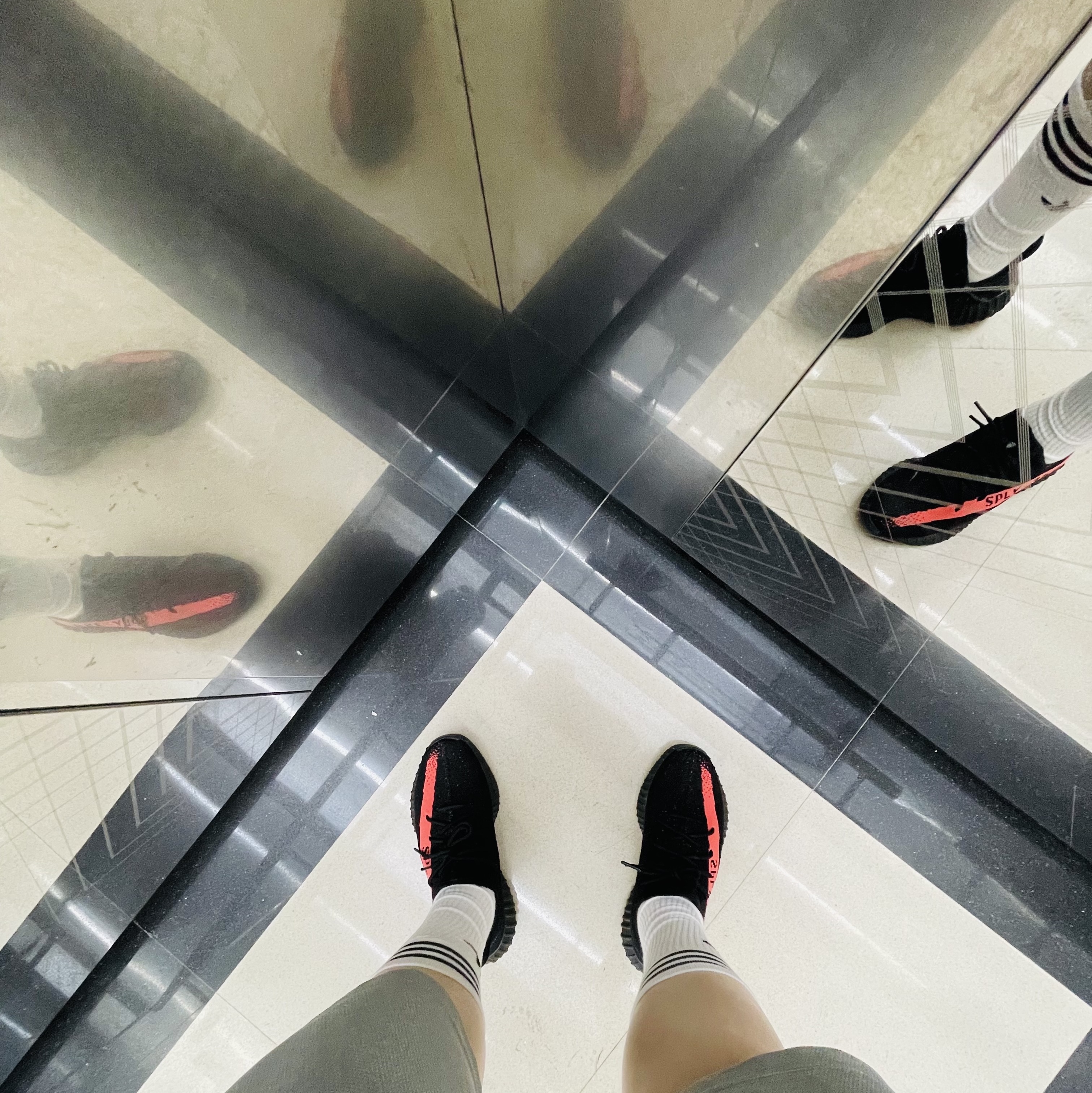 Adidas Yeezy Boost 350 V2 Core Black Red 2022/2023 착용 스타일