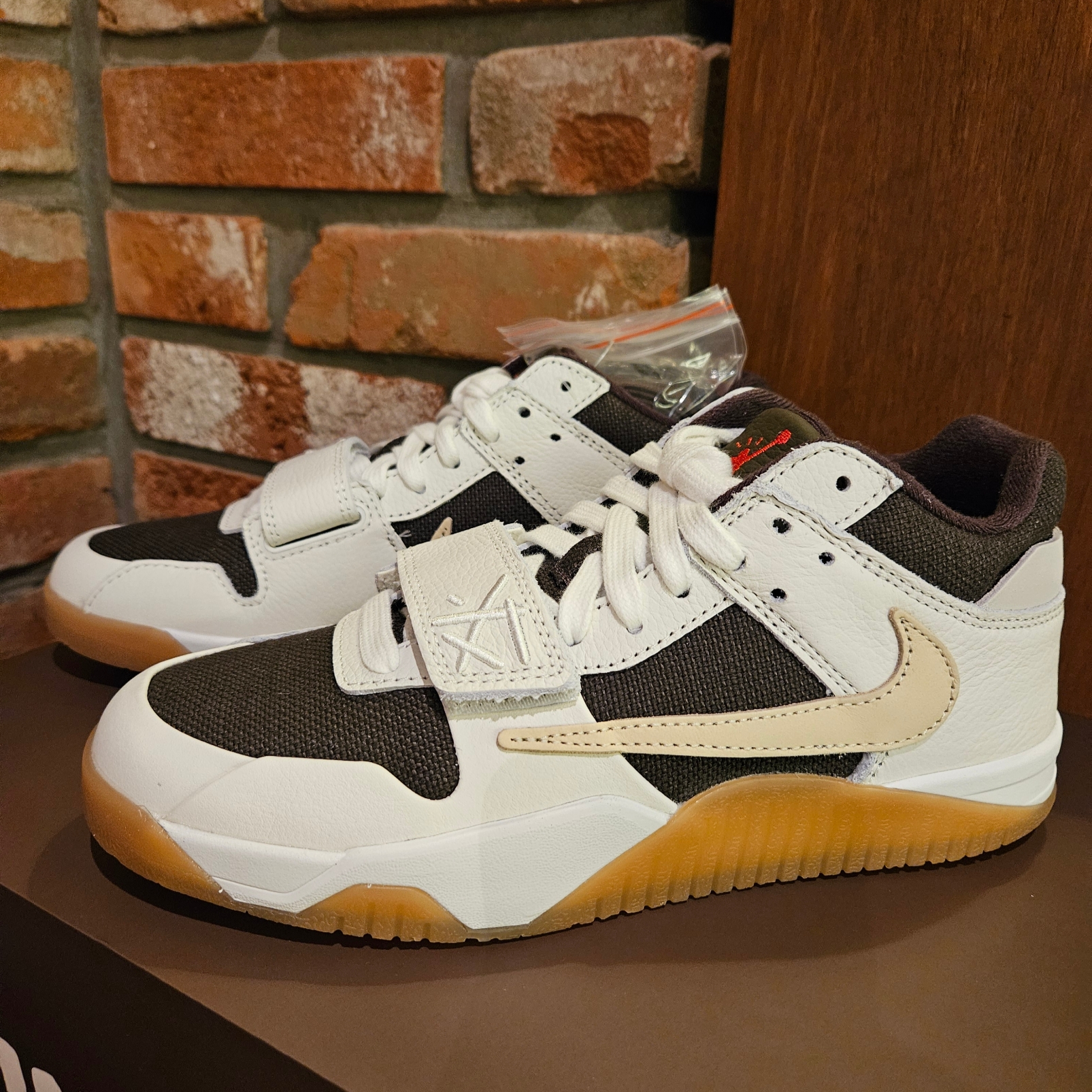 Jordan x Travis Scott Jumpman Jack TR Sail and Dark Mocha 착용 스타일 - 2