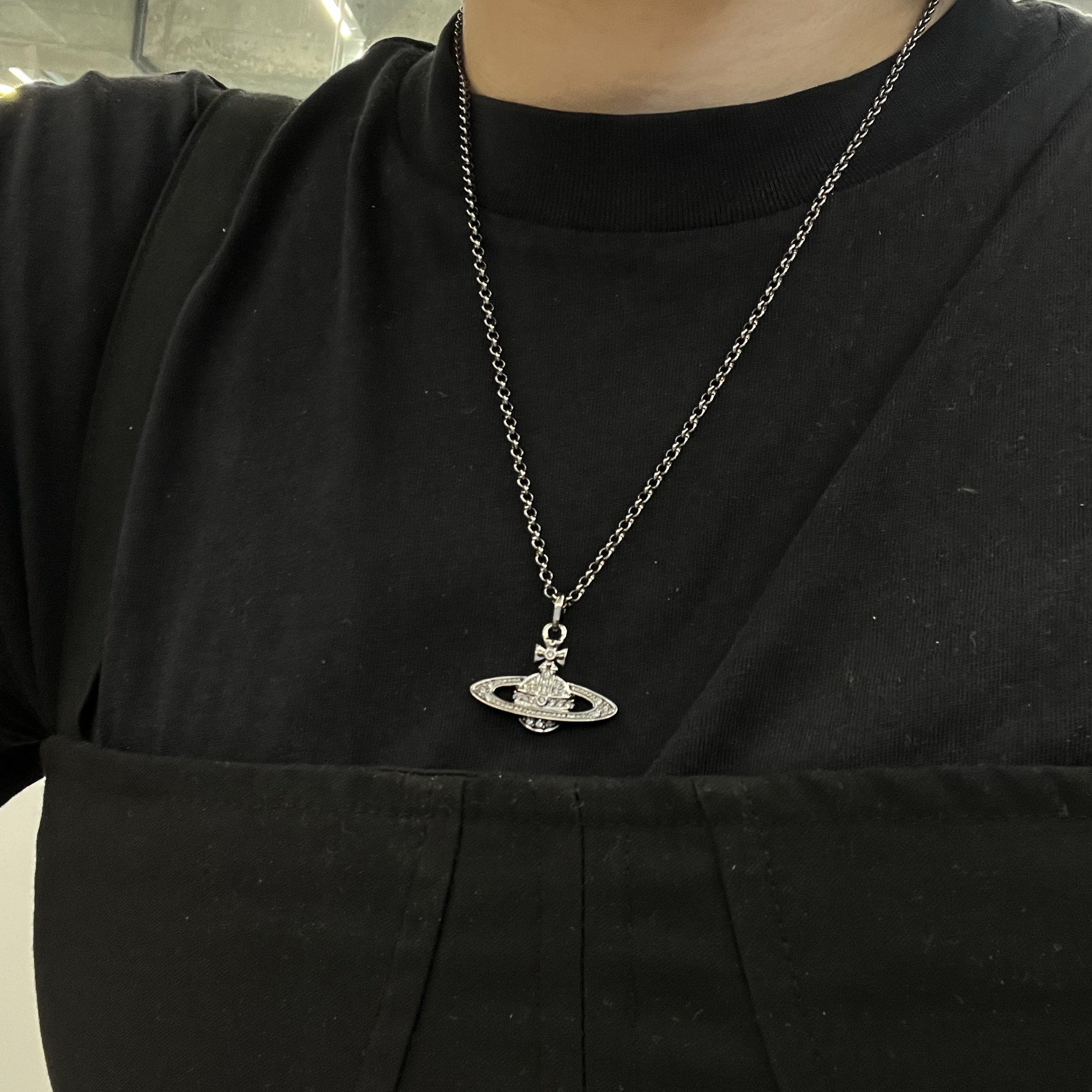 Vivienne Westwood Mini Bas Relief Pendant Gun Metal 착용 스타일 - 1