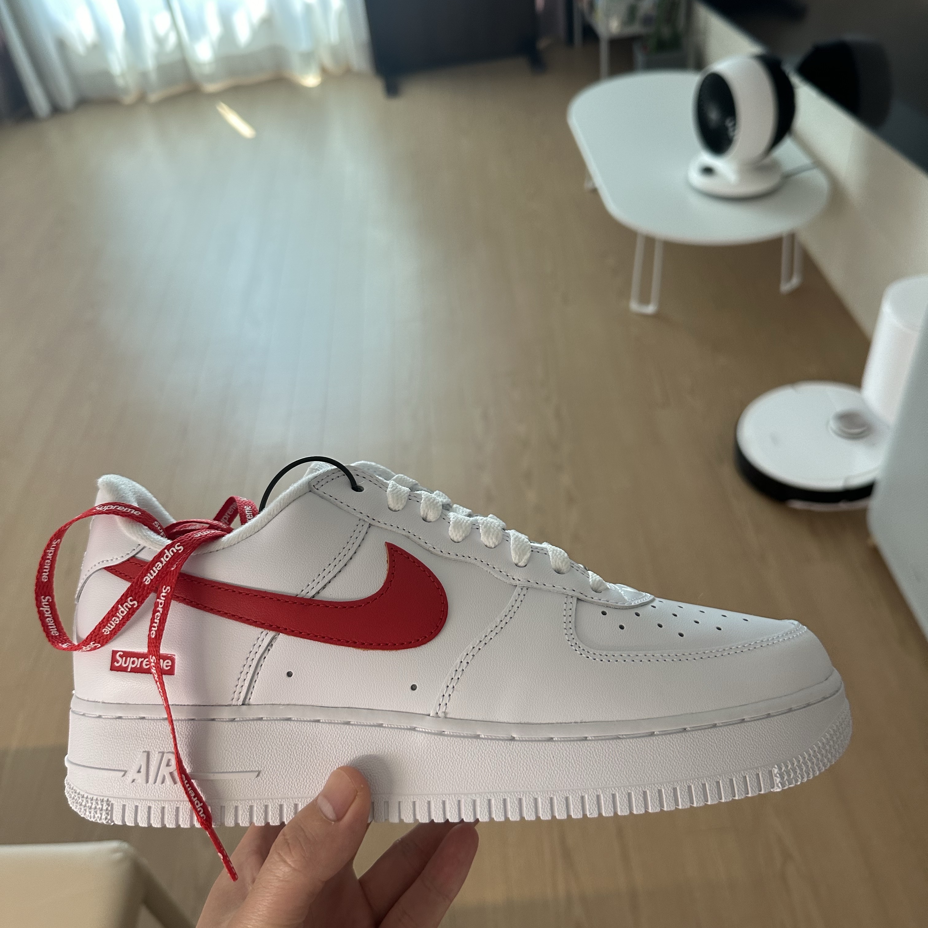 Nike x Supreme Air Force 1 Low White Speed Red - Shanghai Store Exclusive 착용 스타일