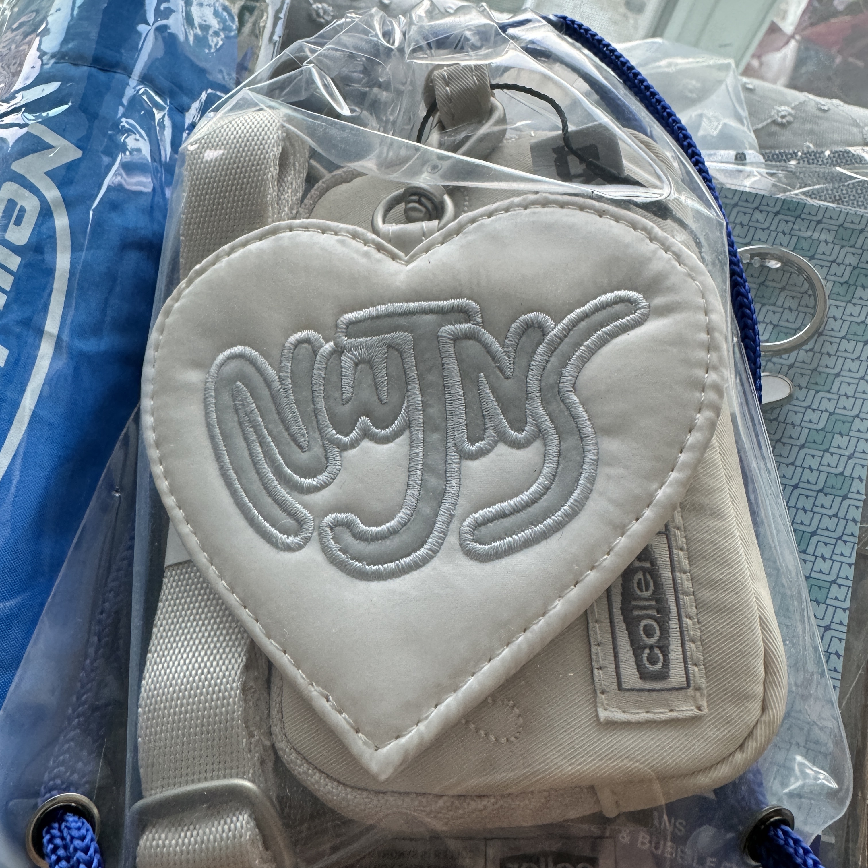 NewJeans x Coller Card Wallet Set White 착용 스타일