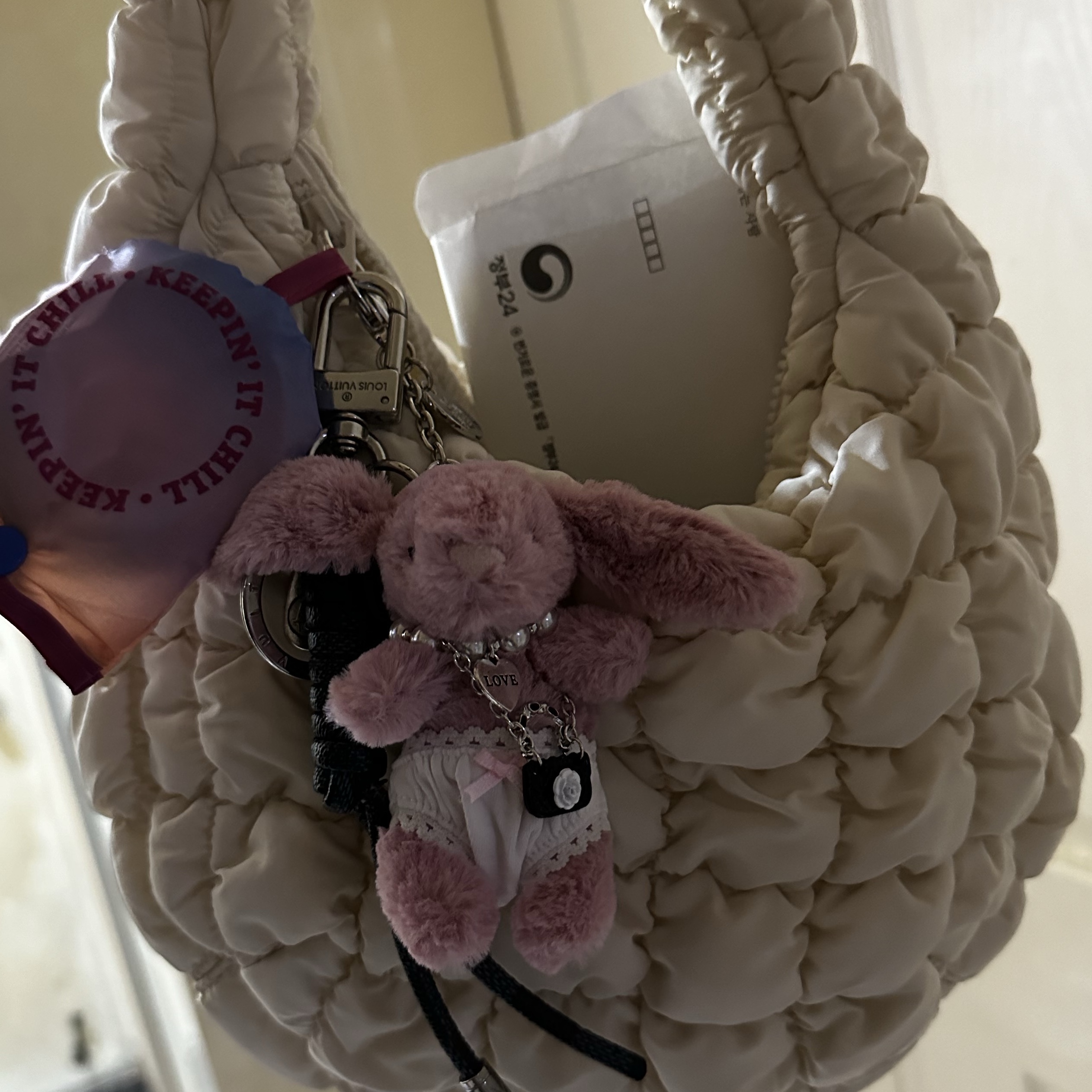COS Quilted Mini Bag Cream, Jellycat Bashful Bunny Bag Charm Tulip 착용 스타일
