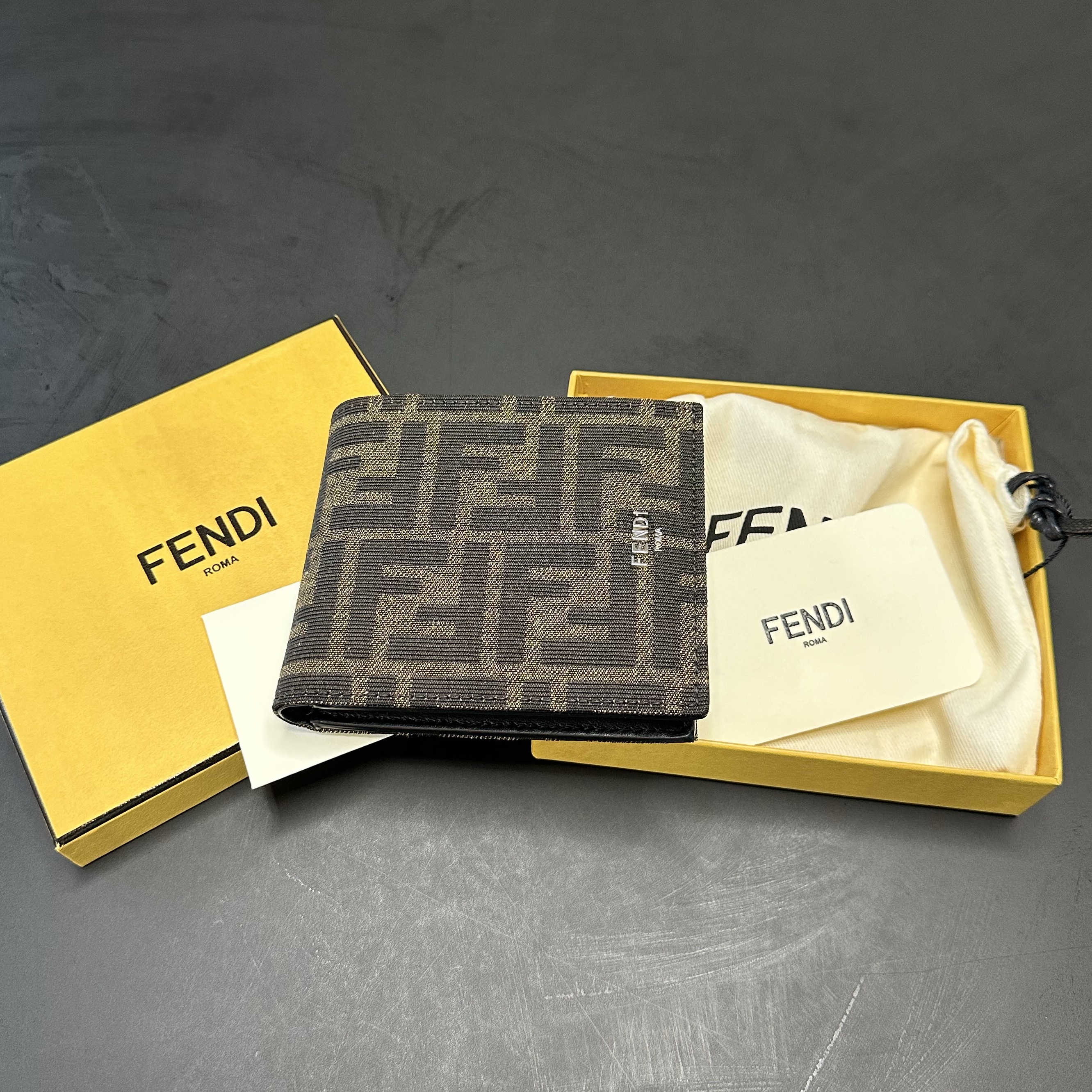 Fendi FF Fabric Bifold Wallet Brown 착용 스타일 - 1