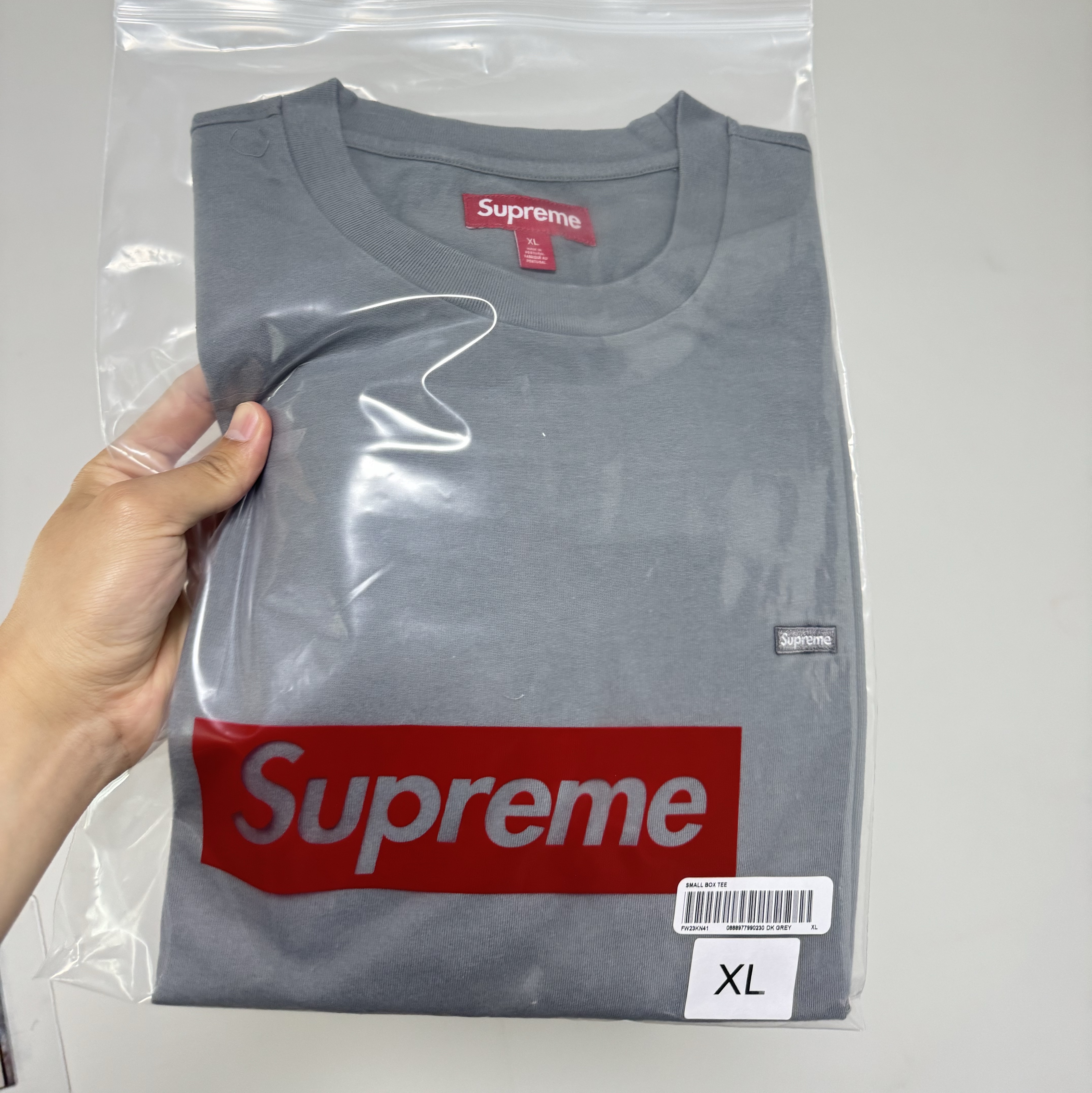 Supreme Small Box T-Shirt Dark Grey - 23FW 착용 스타일