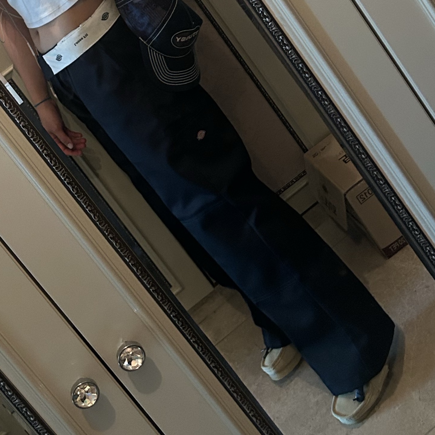 (W) Clarks Wallabee Maple Suede, Stussy Low Pro Trucker Cut-Out Leather Snapback Navy 착용 스타일