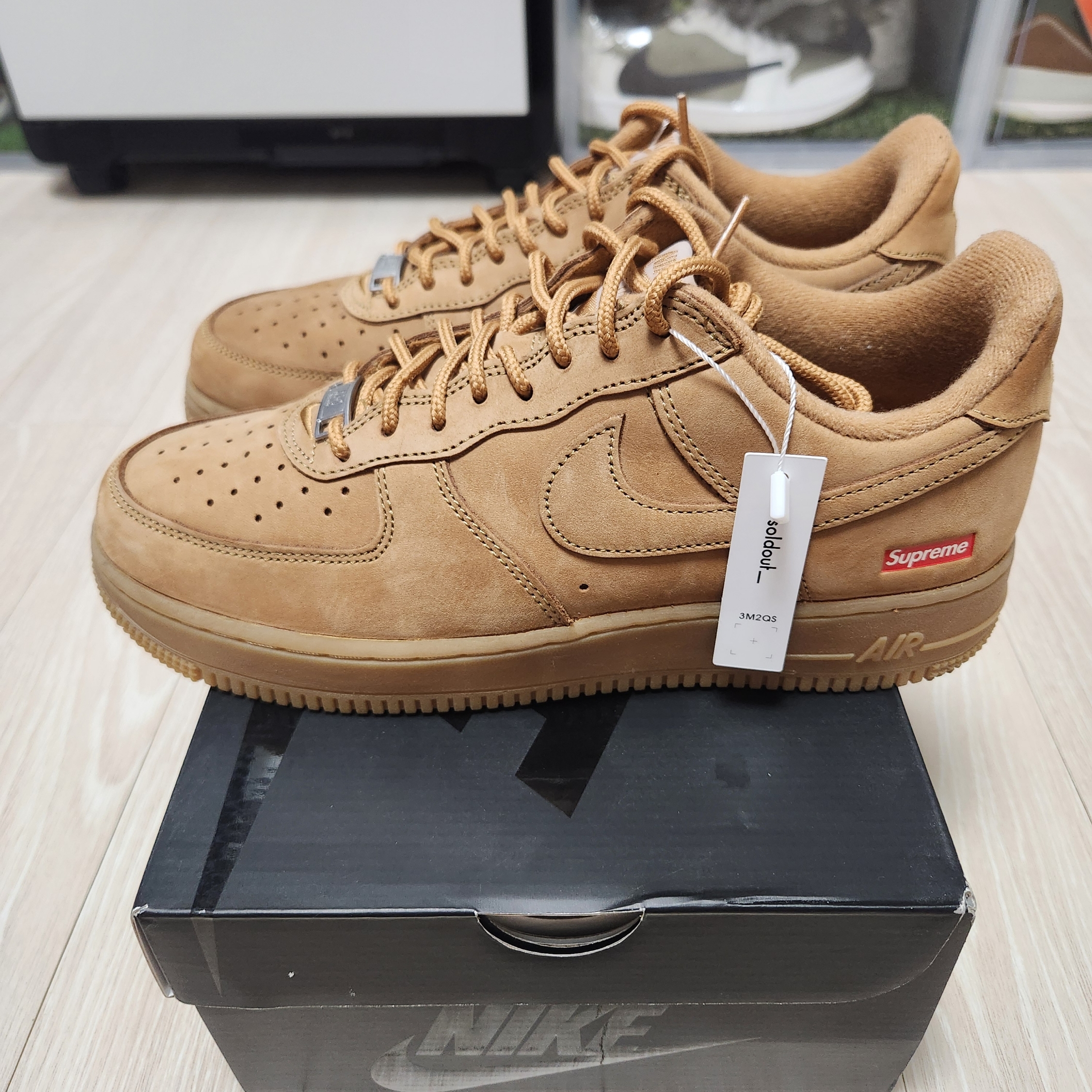 Nike x Supreme Air Force 1 Low Flax, Nike x Supreme Air Force 1 Low Black 착용 스타일 - 5
