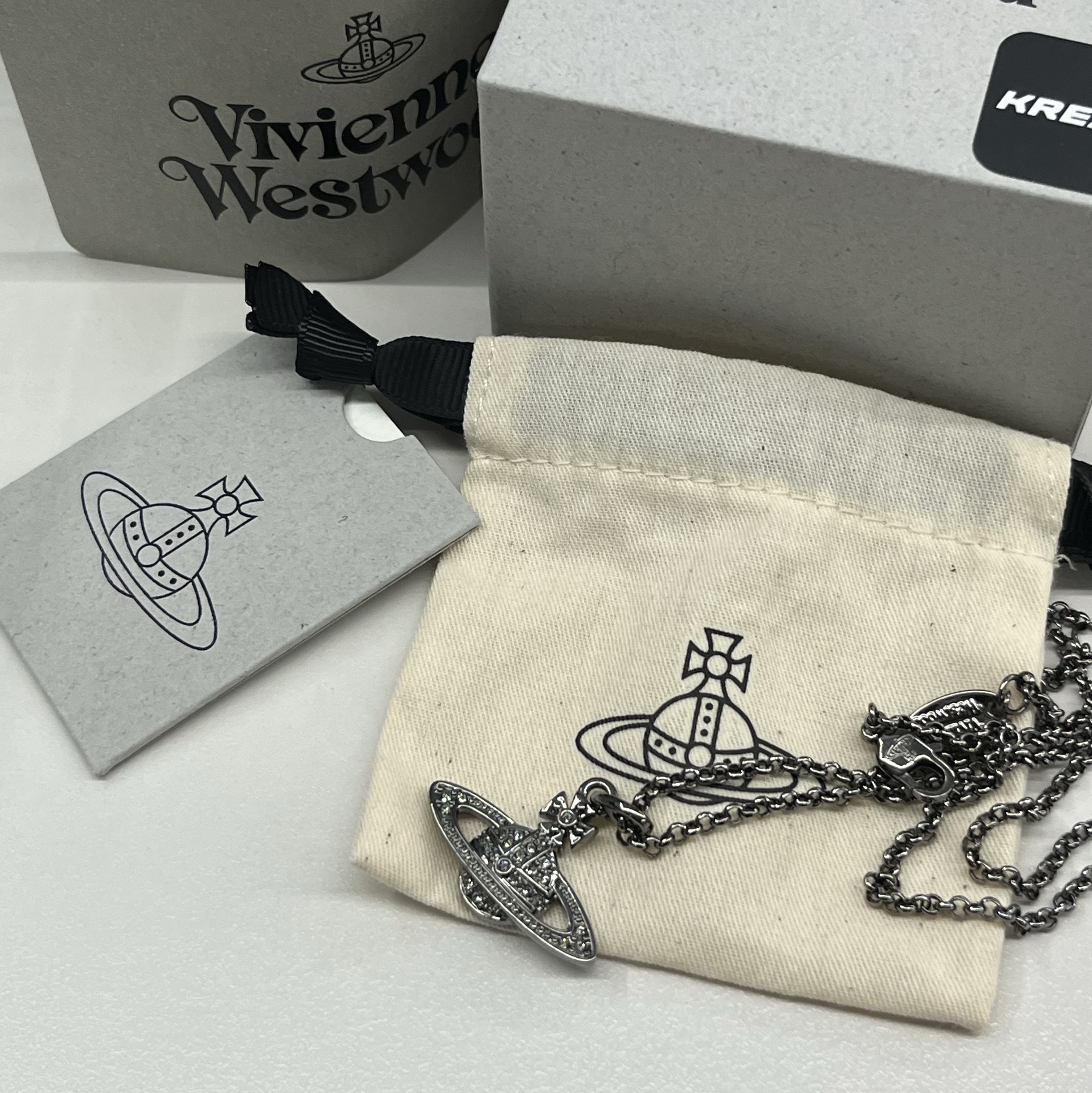 Vivienne Westwood Mini Bas Relief Pendant Gun Metal 착용 스타일 - 2