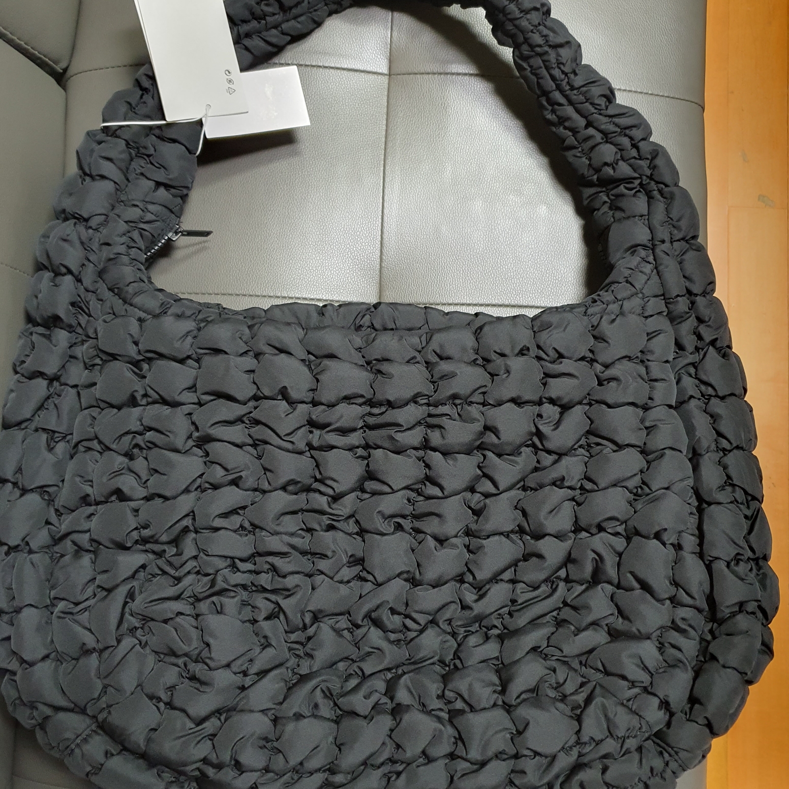 COS Quilted Oversized Shoulder Bag Black 착용 스타일