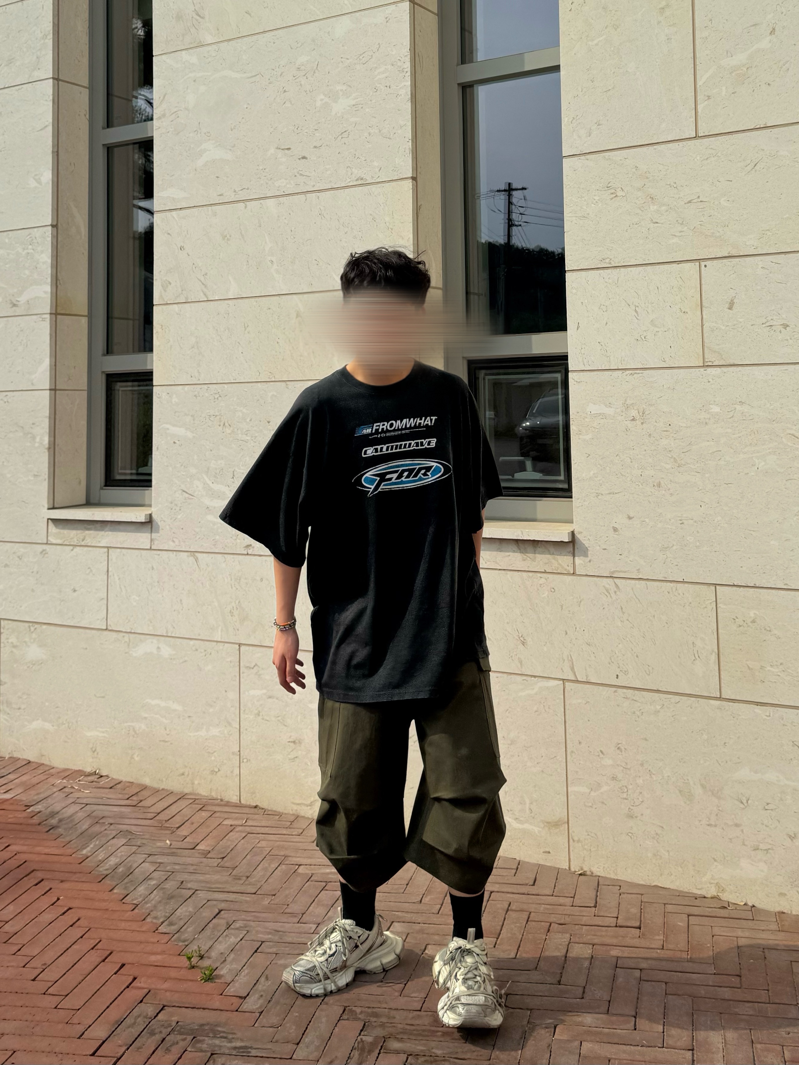 Farfromwhat Far Washed Logo T-Shirt Black, Nonnod Side Cargo Shorts Khaki 착용 스타일 - 1