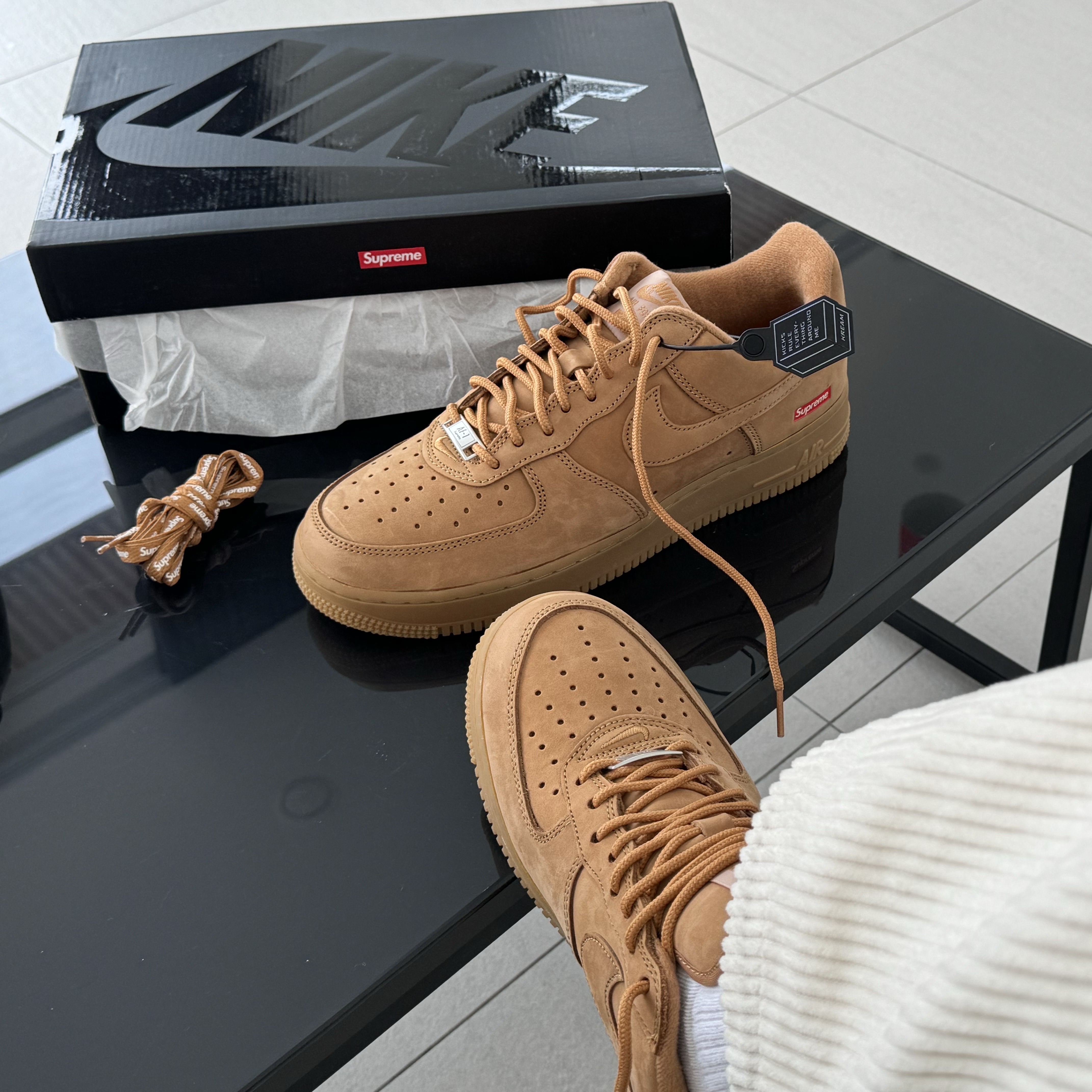 Nike x Supreme Air Force 1 Low Flax 착용 스타일