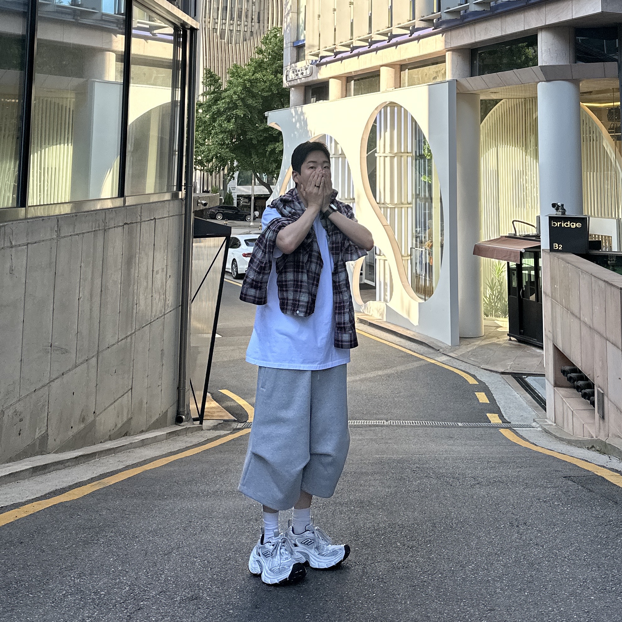 Balenciaga 10XL Sneakers White Grey Silver Black 착용 스타일 - 6