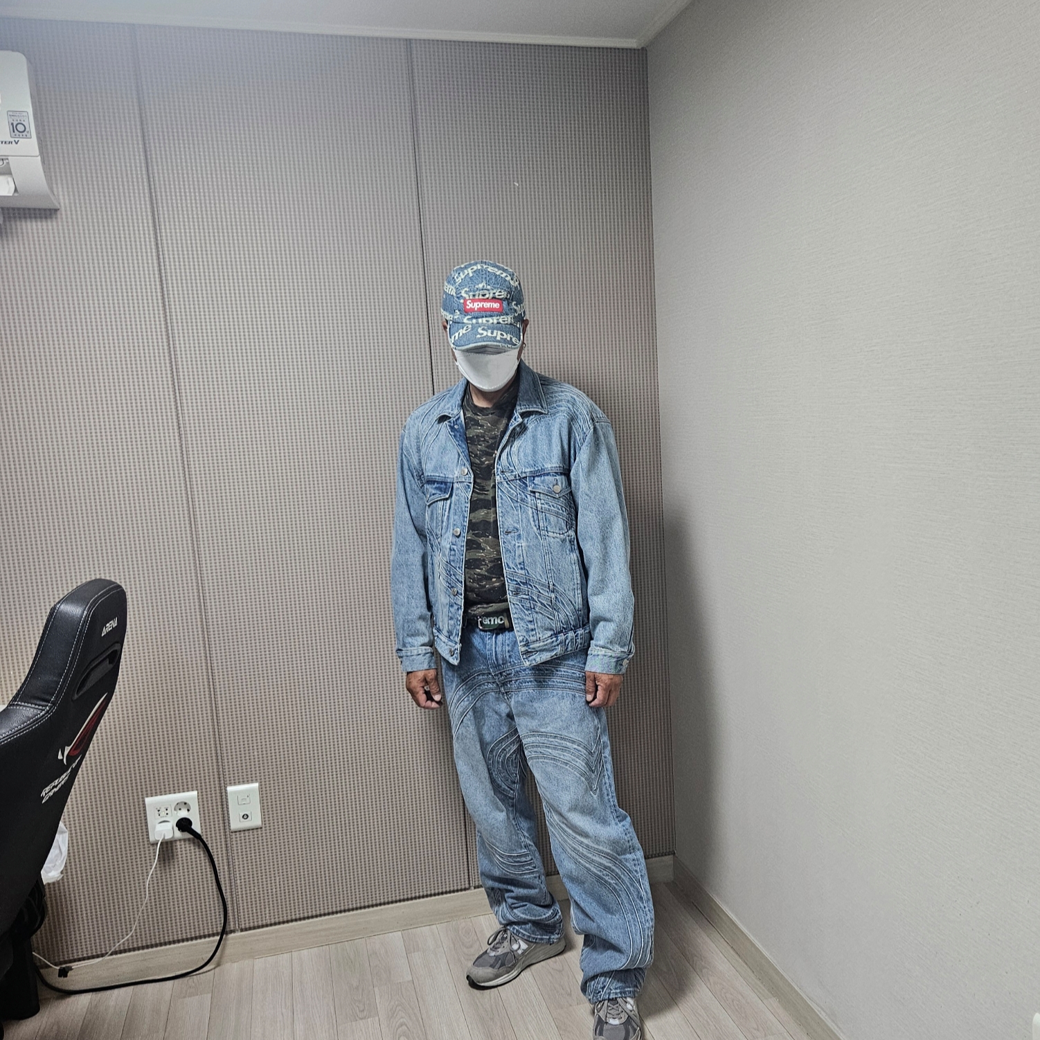 Supreme Frayed Logos Denim Camp Cap Blue - 21SS, Supreme S Logo Loose Fit Jean Washed Blue - 24SS 착용 스타일 - 2