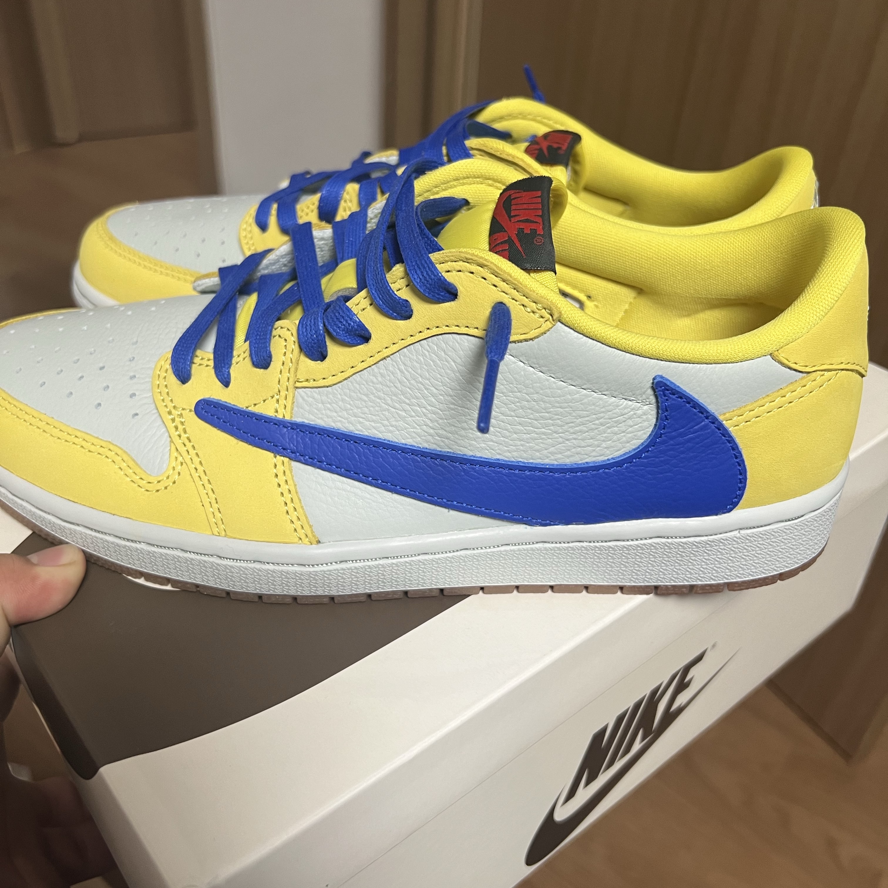 (W) Jordan 1 x Travis Scott Retro Low OG SP Canary 착용 스타일 - 1