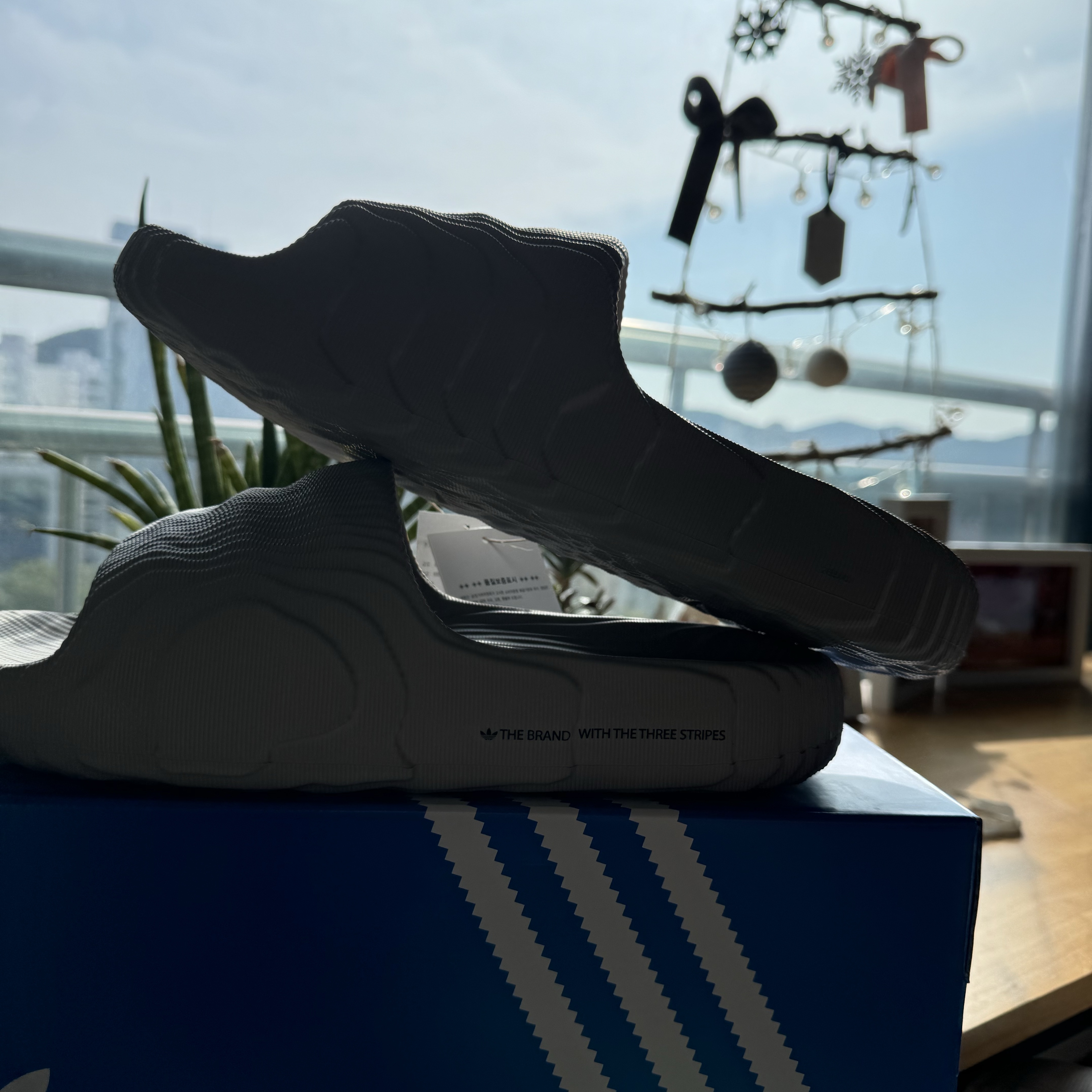 Adidas Adilette 22 Light Brown 착용 스타일