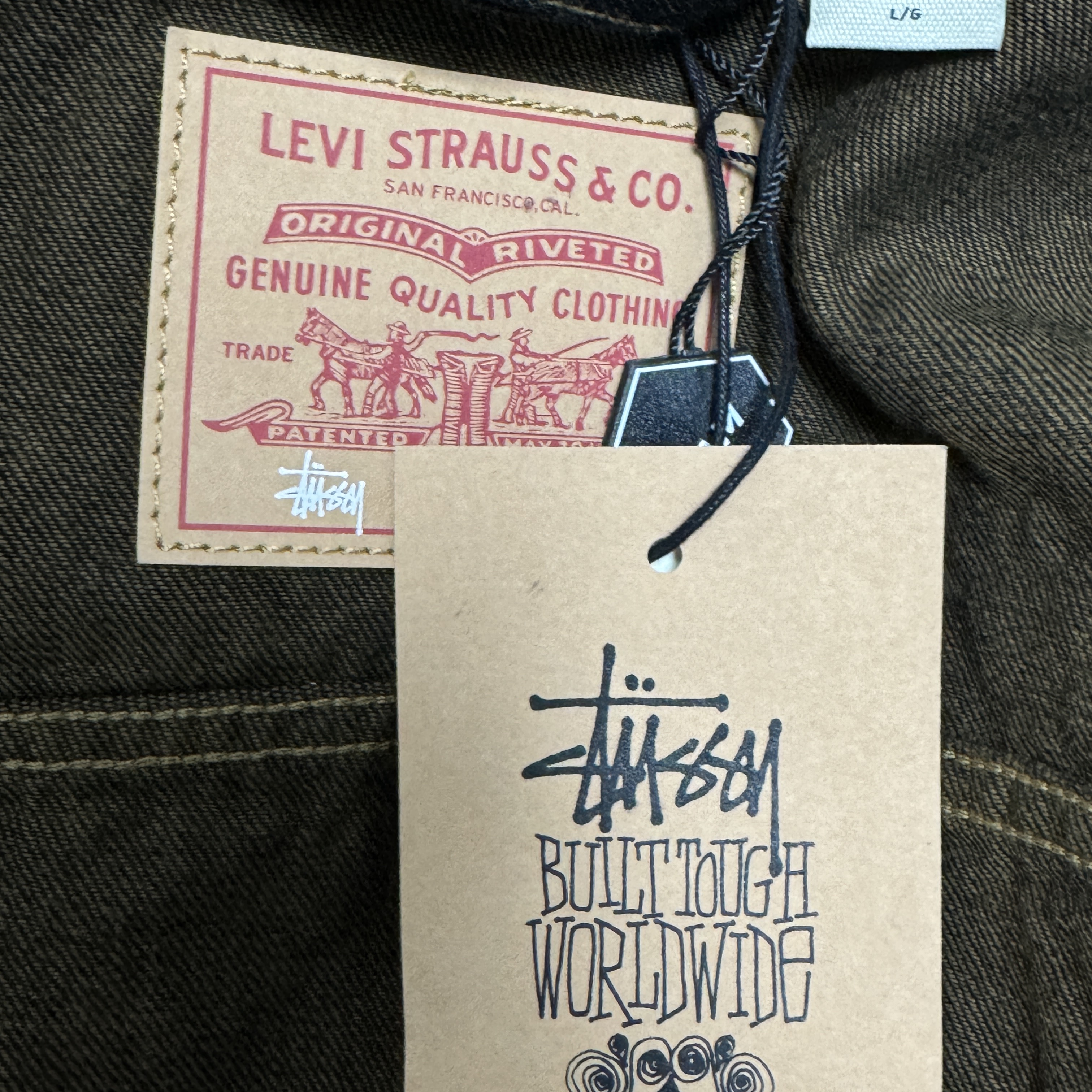 Stussy x Levi's Crispy Rinse Trucker Jacket Black 착용 스타일 - 3