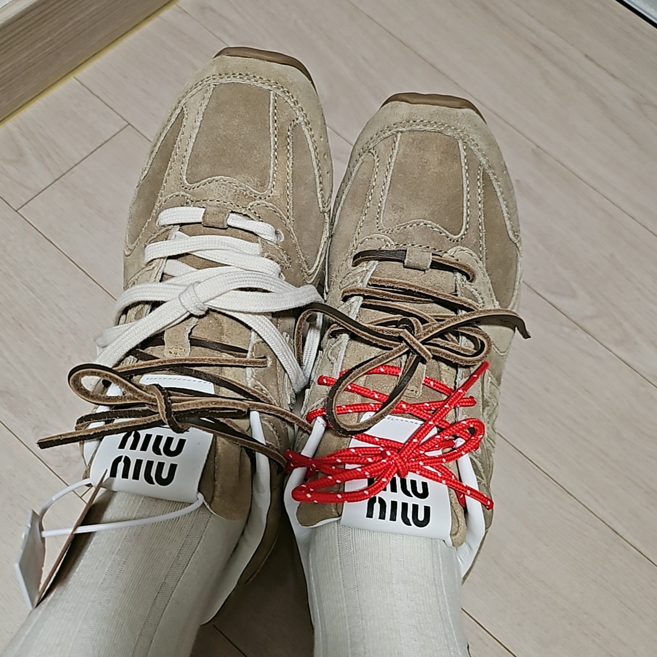 (W) New Balance x Miu Miu 530 Suede Mesh Sneakers Ecru 착용 스타일 - 1
