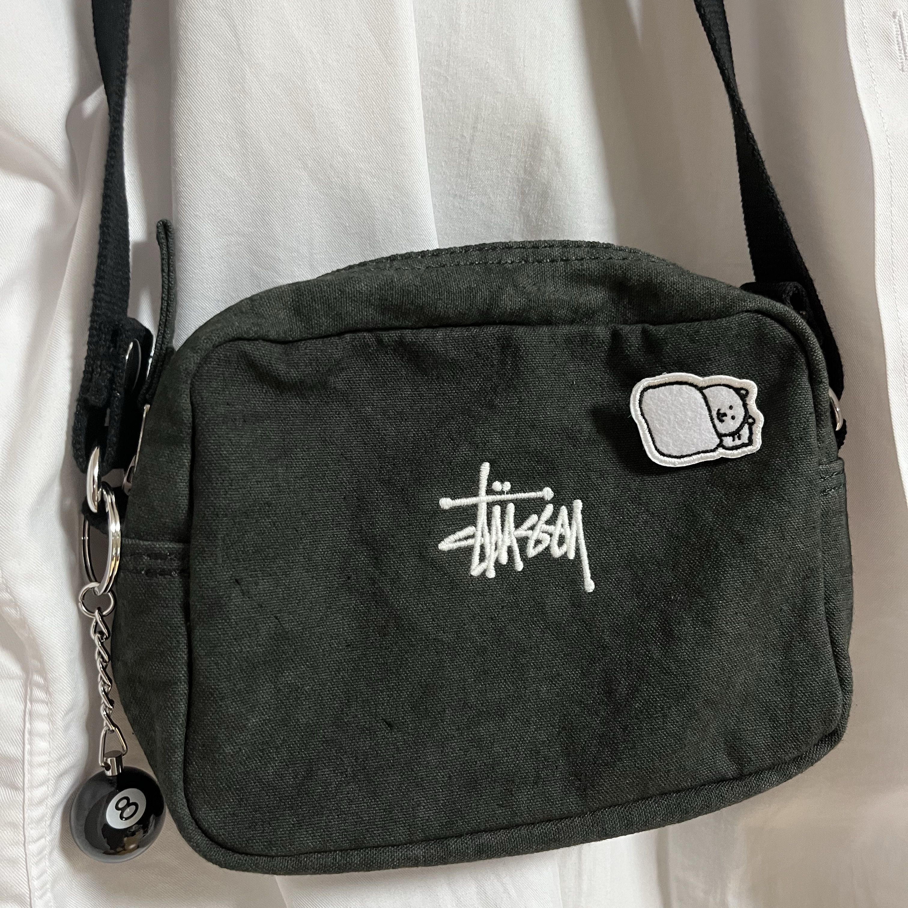 Stussy Canvas Side Pouch Washed Black, Stussy 8 Ball Keychain Black 착용 스타일