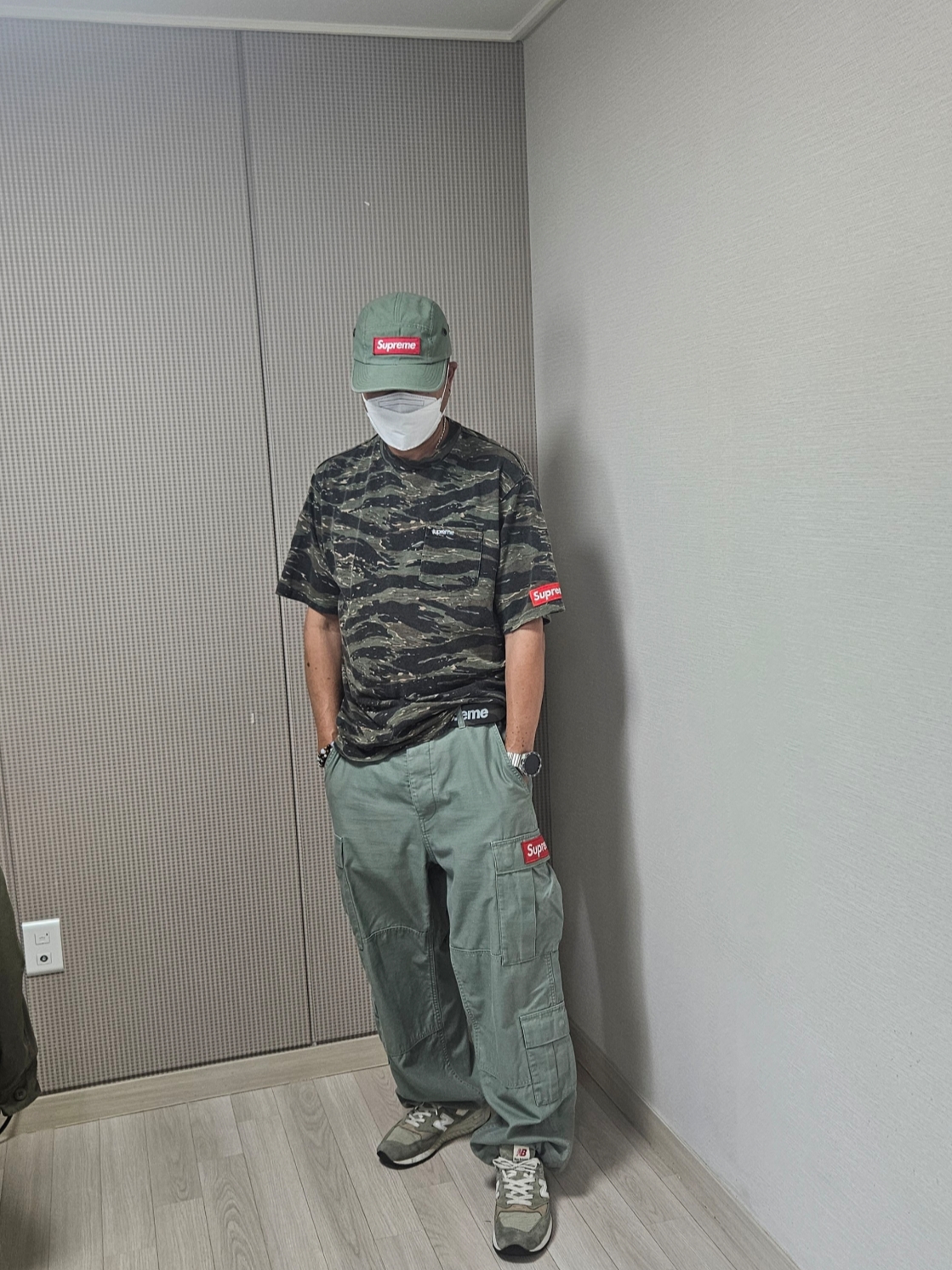 Supreme Cargo Pants Olive - 23FW, Supreme S/S Pocket T-Shirt Tiger Camo - 24SS 착용 스타일 - 2