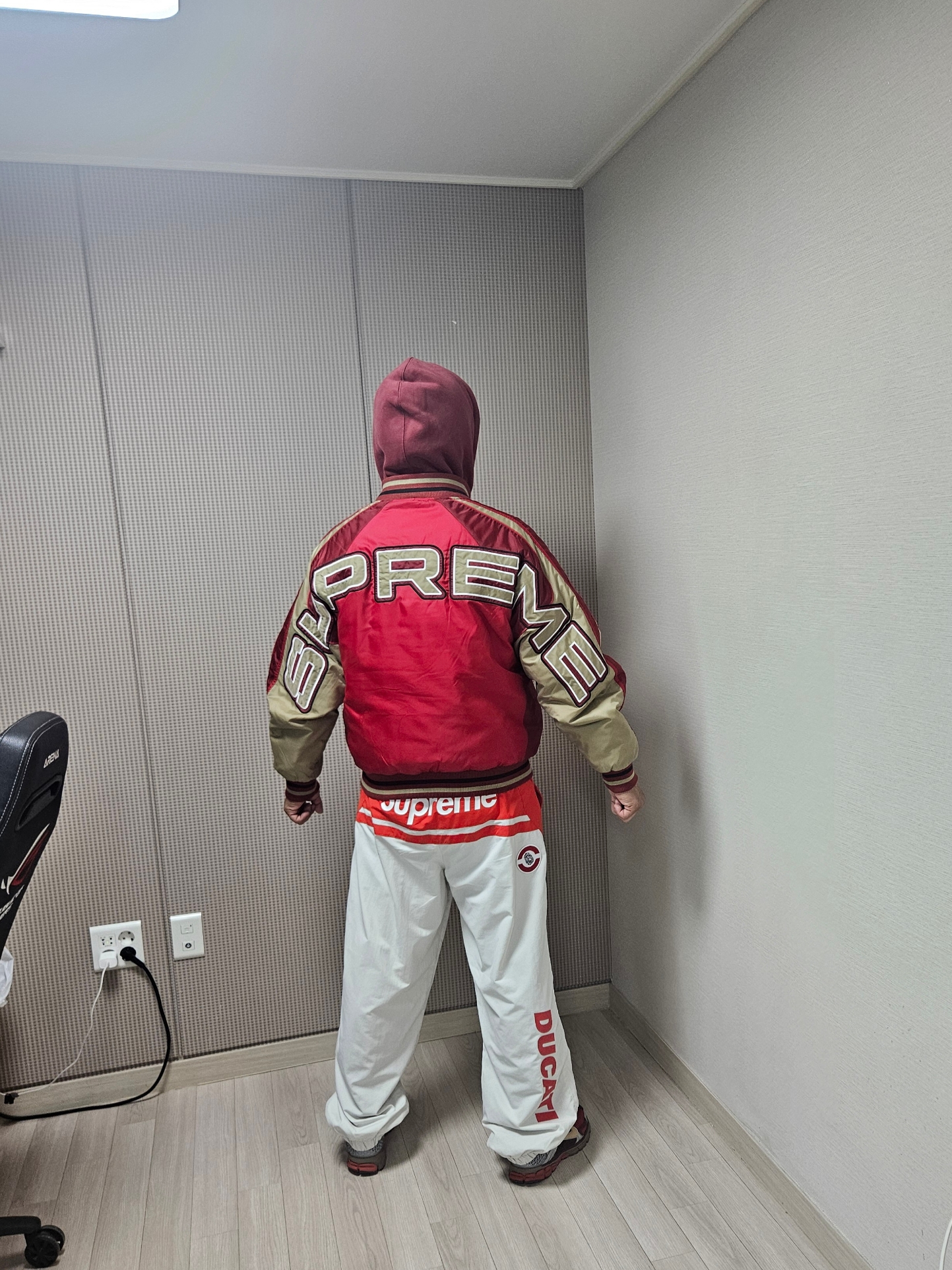 Supreme Hooded Stadium Jacket Red - 24SS, Supreme S Logo Loose Fit Jean Washed Blue - 24SS 착용 스타일 - 3