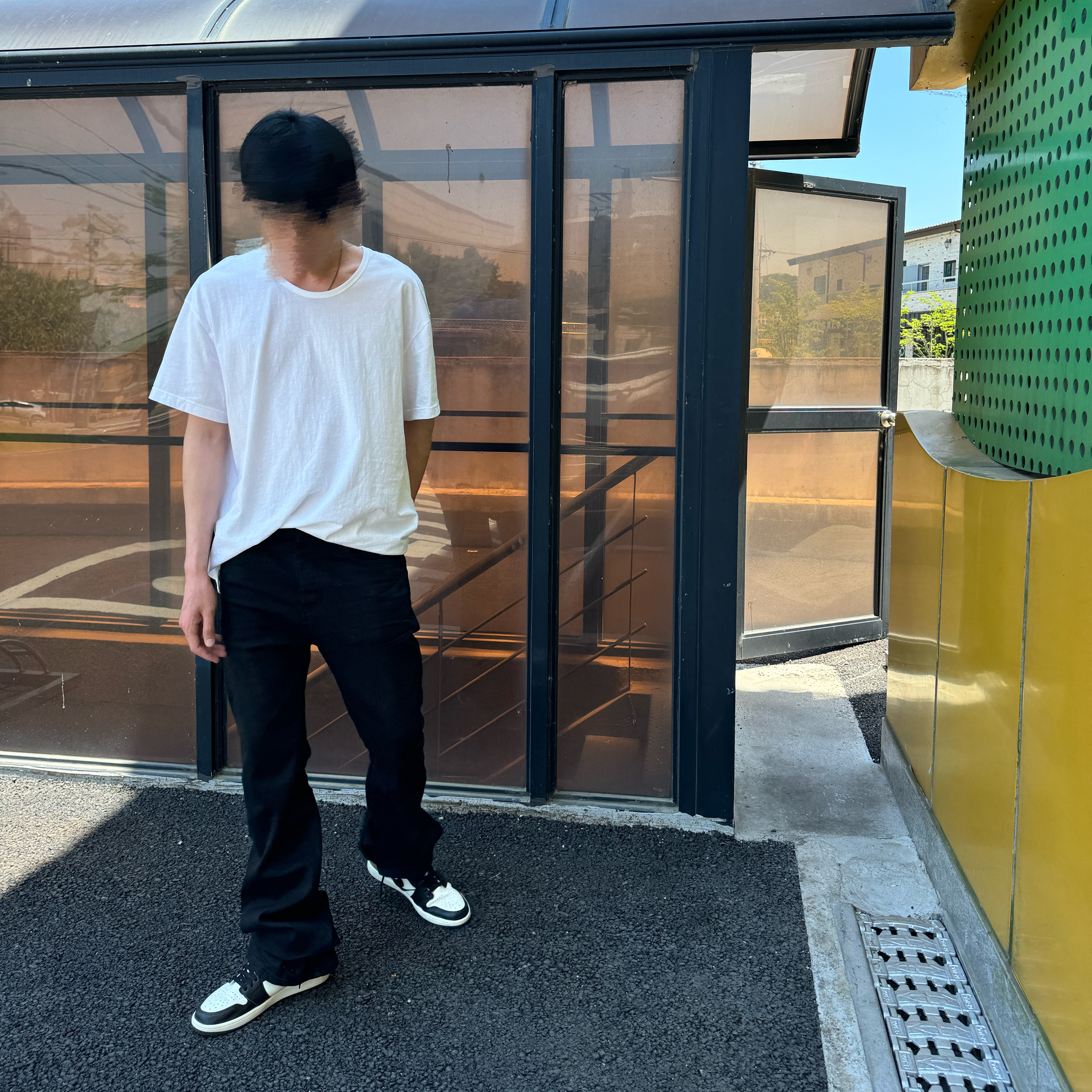 Undermycar Mu.30 Anti Fxxking Logo Play Stretch Flare Black Jeans, Jordan 1 Retro High OG Black Mocha 착용 스타일