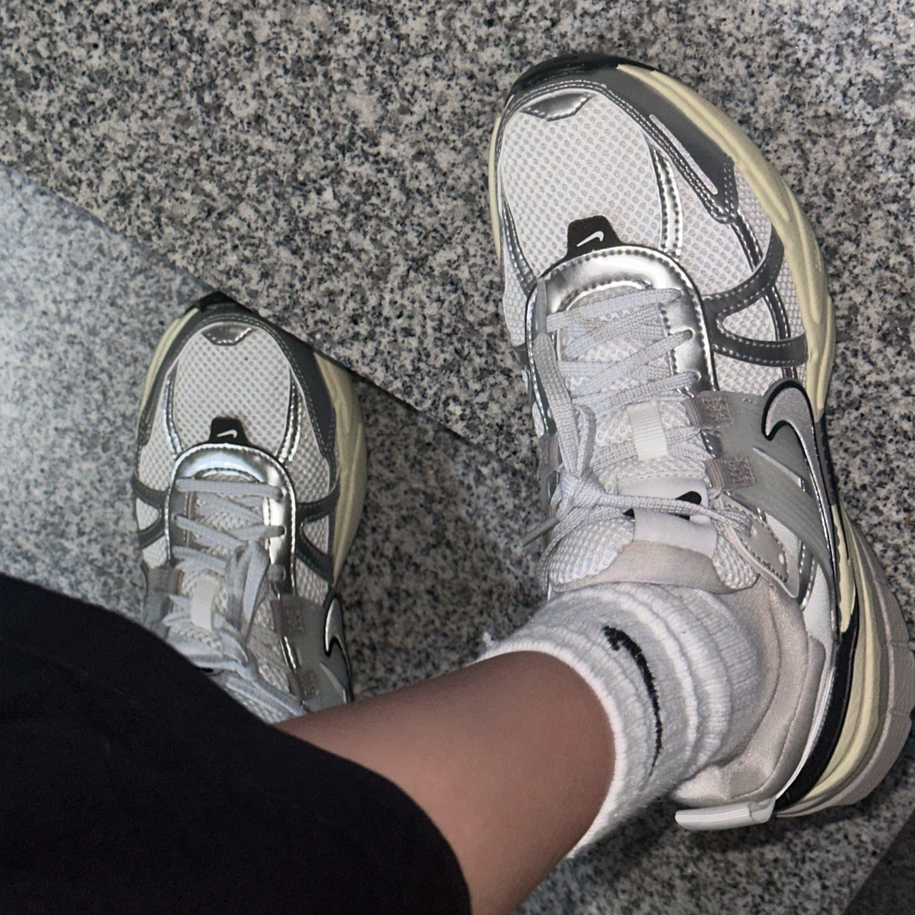 Nike V2K Run Summit White Metallic Silver 착용 스타일 - 1