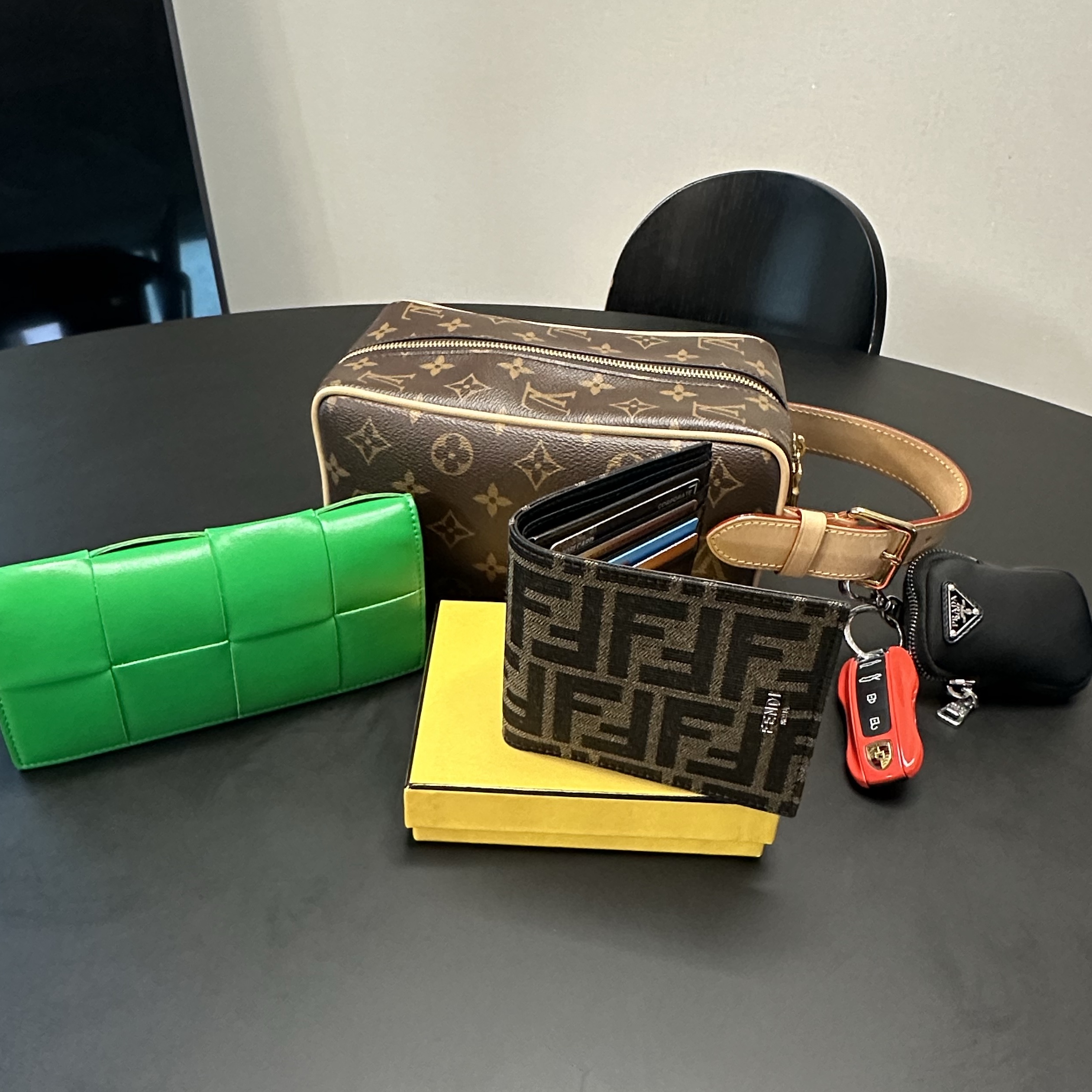 Fendi FF Fabric Bifold Wallet Brown 착용 스타일 - 2