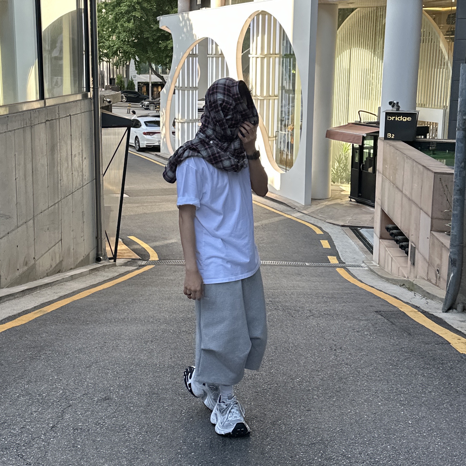 Balenciaga 10XL Sneakers White Grey Silver Black 착용 스타일 - 4