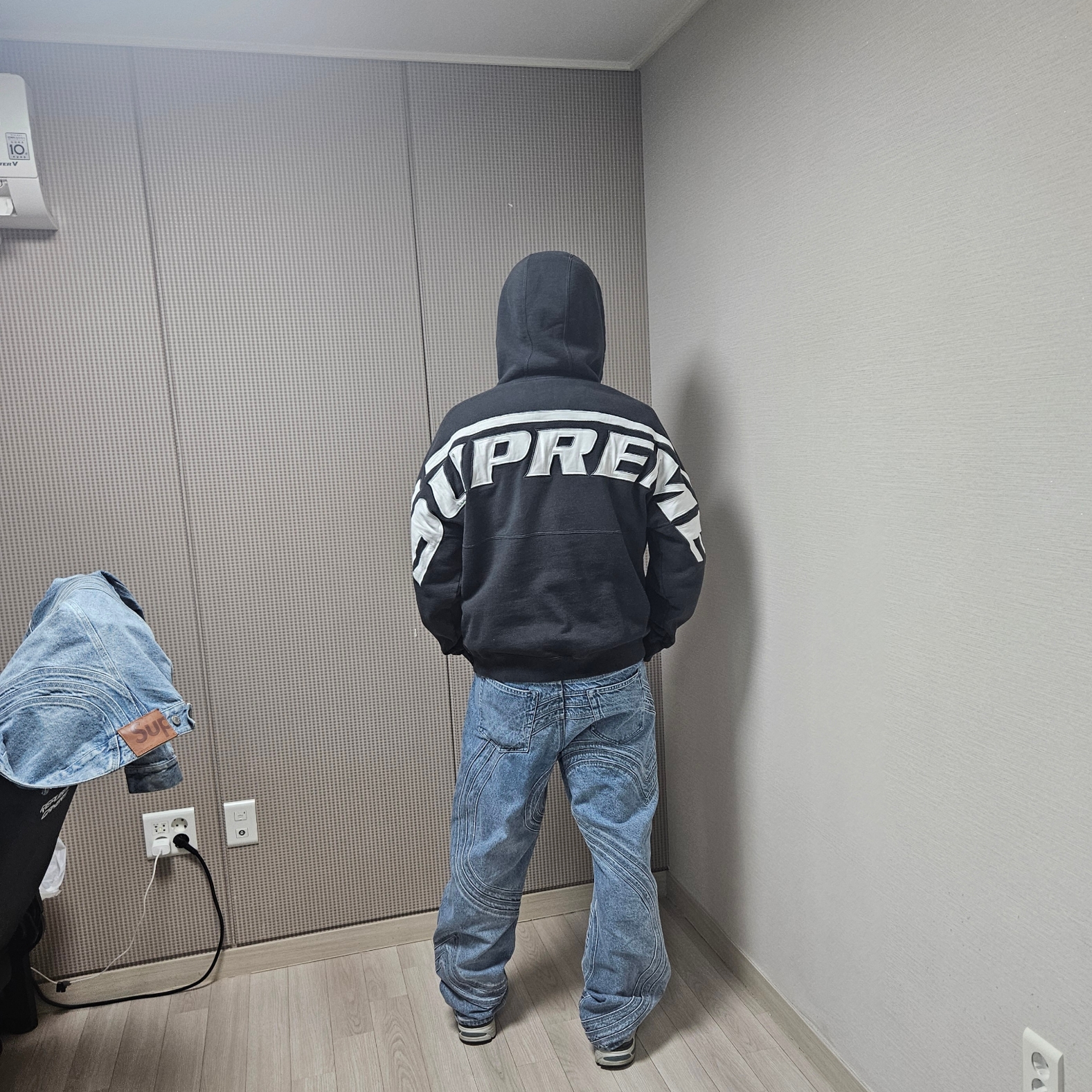 Supreme Frayed Logos Denim Camp Cap Blue - 21SS, Supreme S Logo Loose Fit Jean Washed Blue - 24SS 착용 스타일 - 9