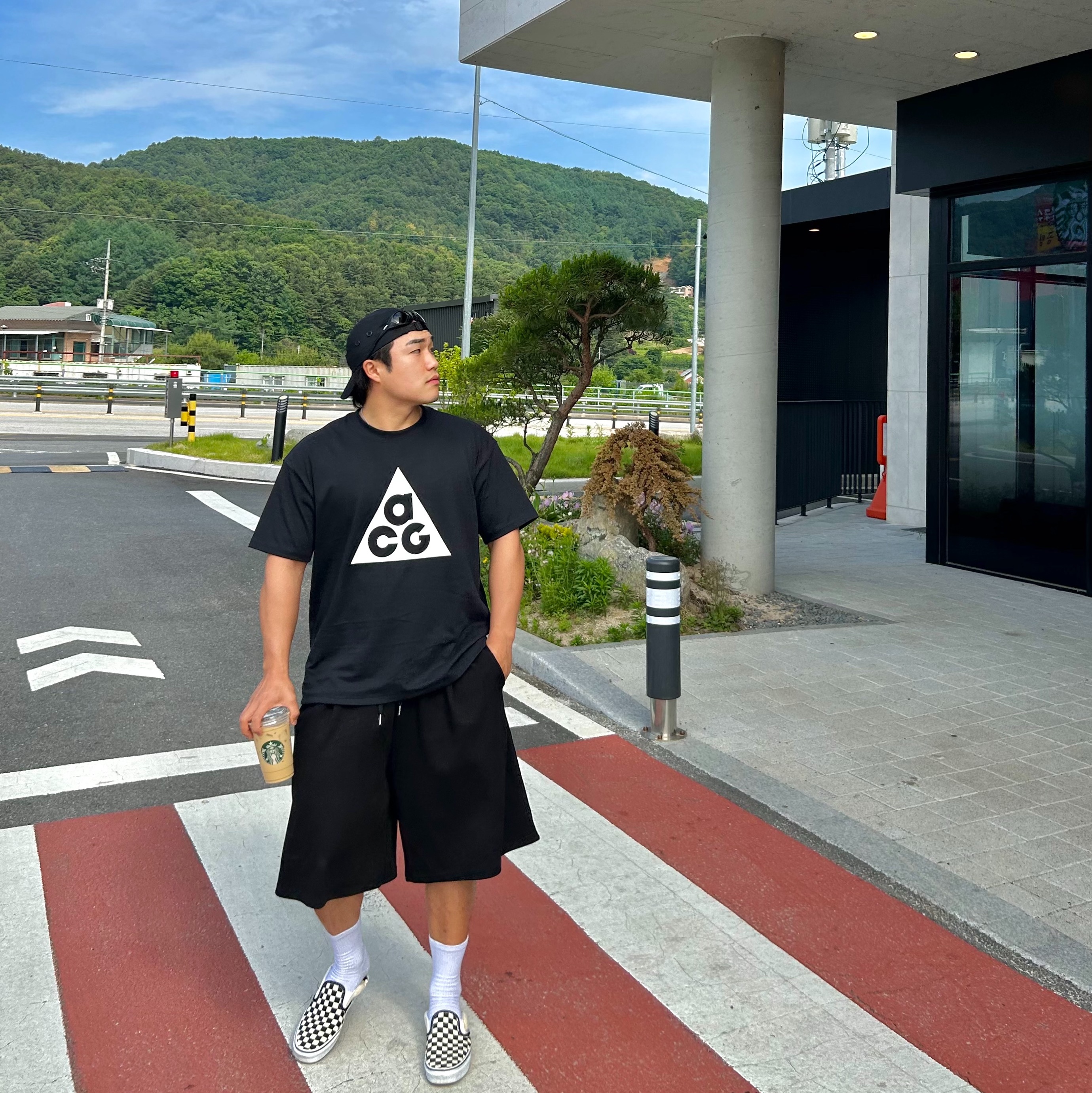 Nike ACG HBR Short Sleeve T-Shirt Black - US/EU, Vans Slip-On Checkerboard 착용 스타일 - 1