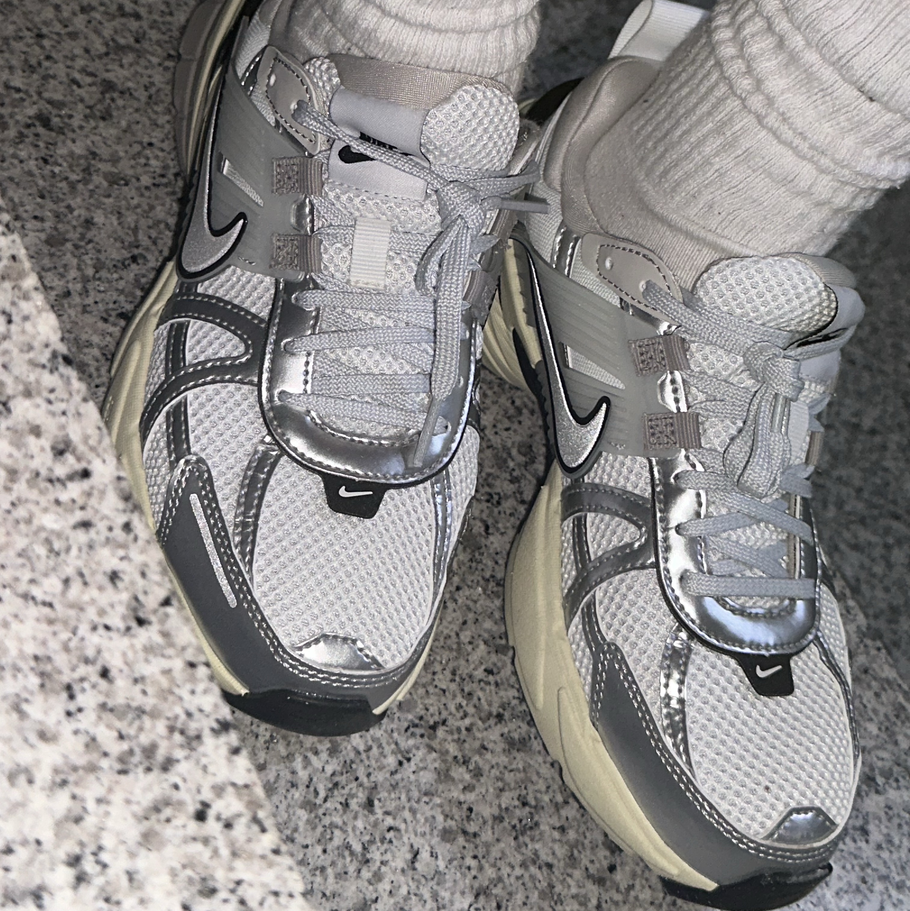 Nike V2K Run Summit White Metallic Silver 착용 스타일 - 2